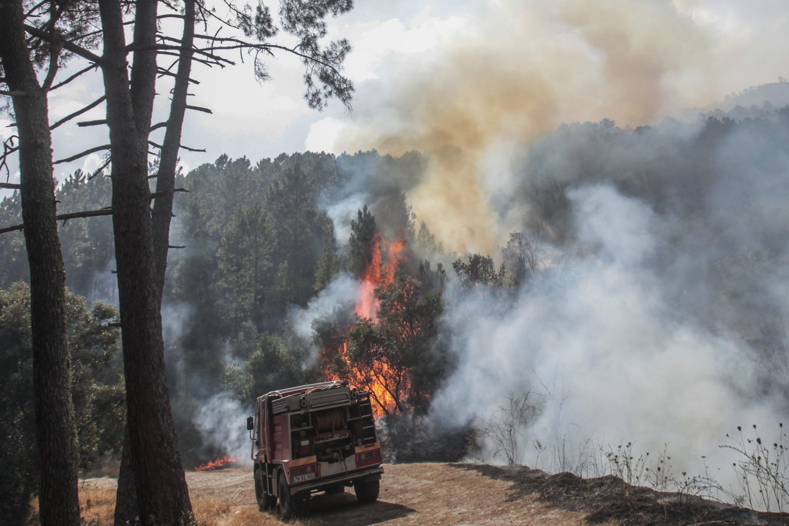 Três feridos graves em capotamento de carro de bombeiros em Celorico da Beira