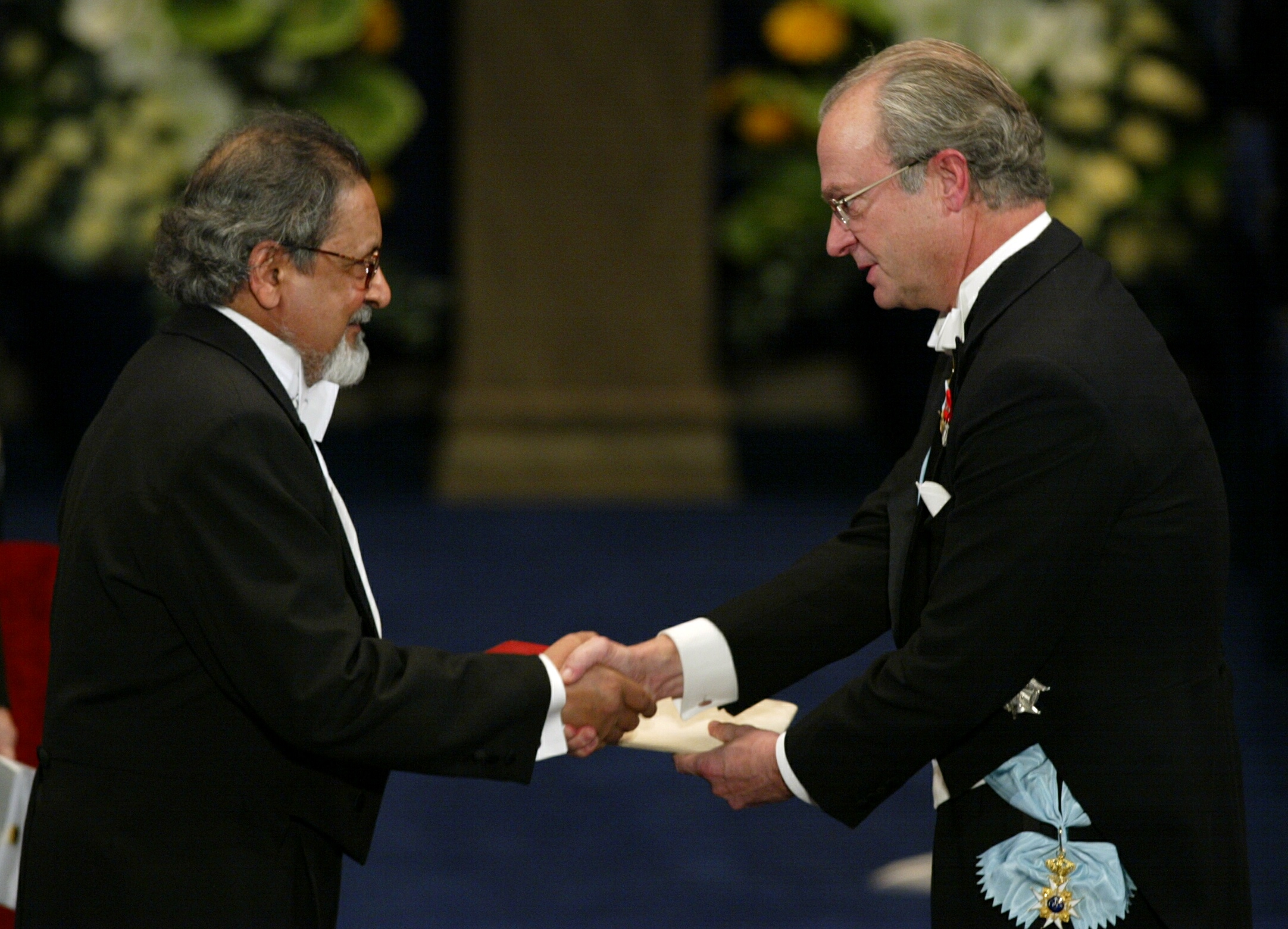 Quetzal homenageia V.S. Naipaul com publicação de “Uma vida pela metade” em novembro
