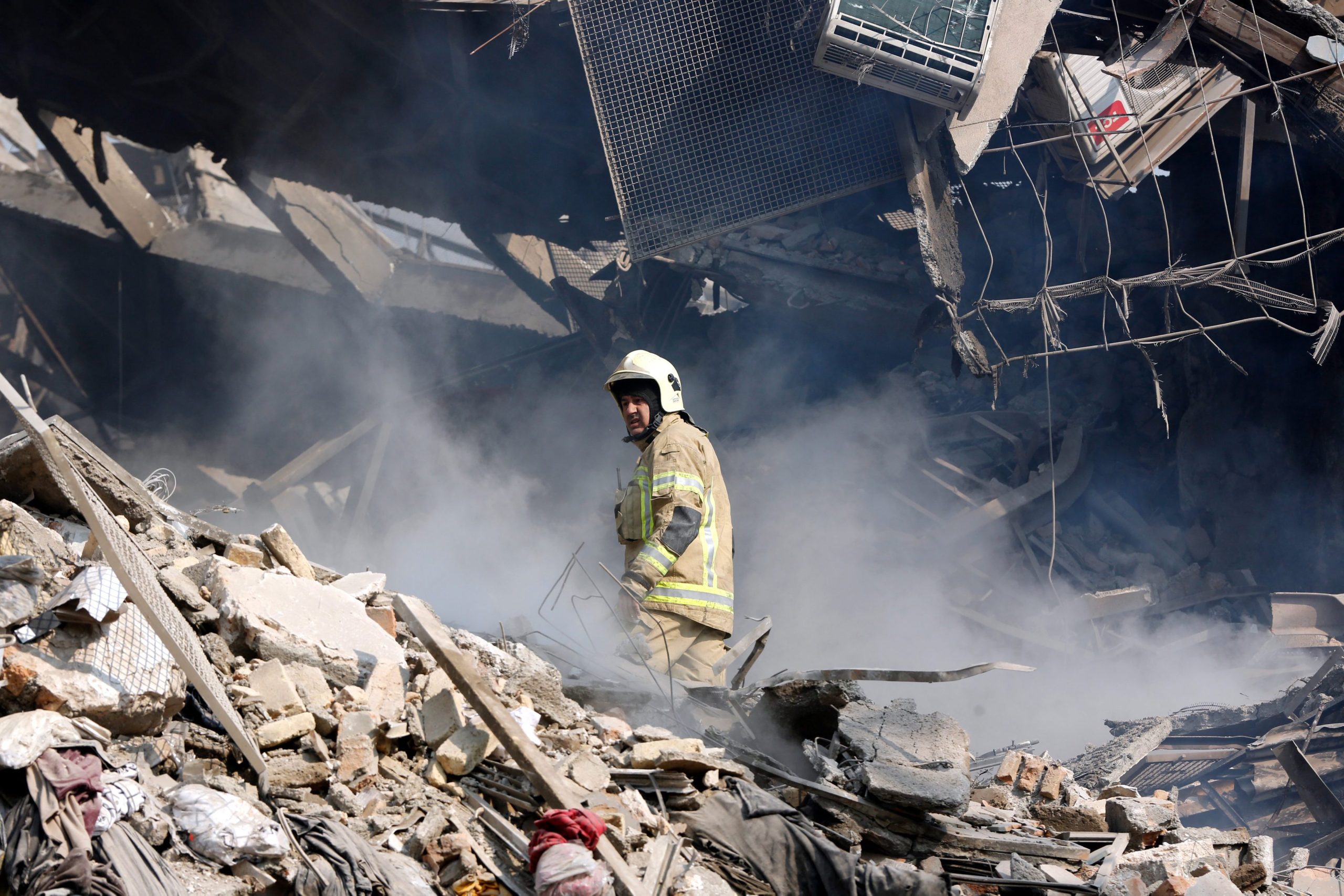 Autarca de Teerão diz que morreram 20 bombeiros em derrocada de edifício