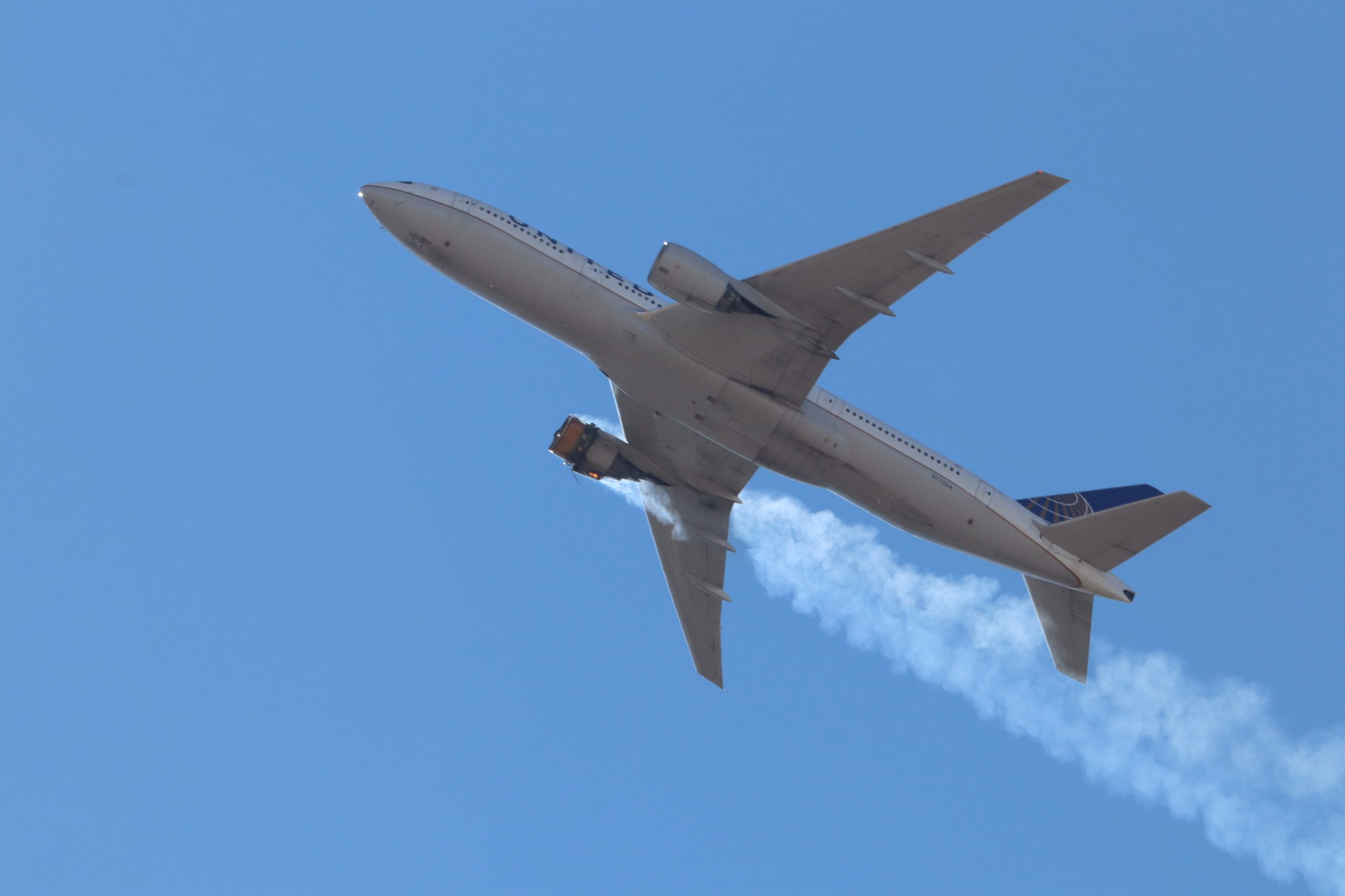 Regulador de aviação dos EUA ordena inspeções urgentes a motores de Boeing 777 depois de incêndio no motor em pleno voo