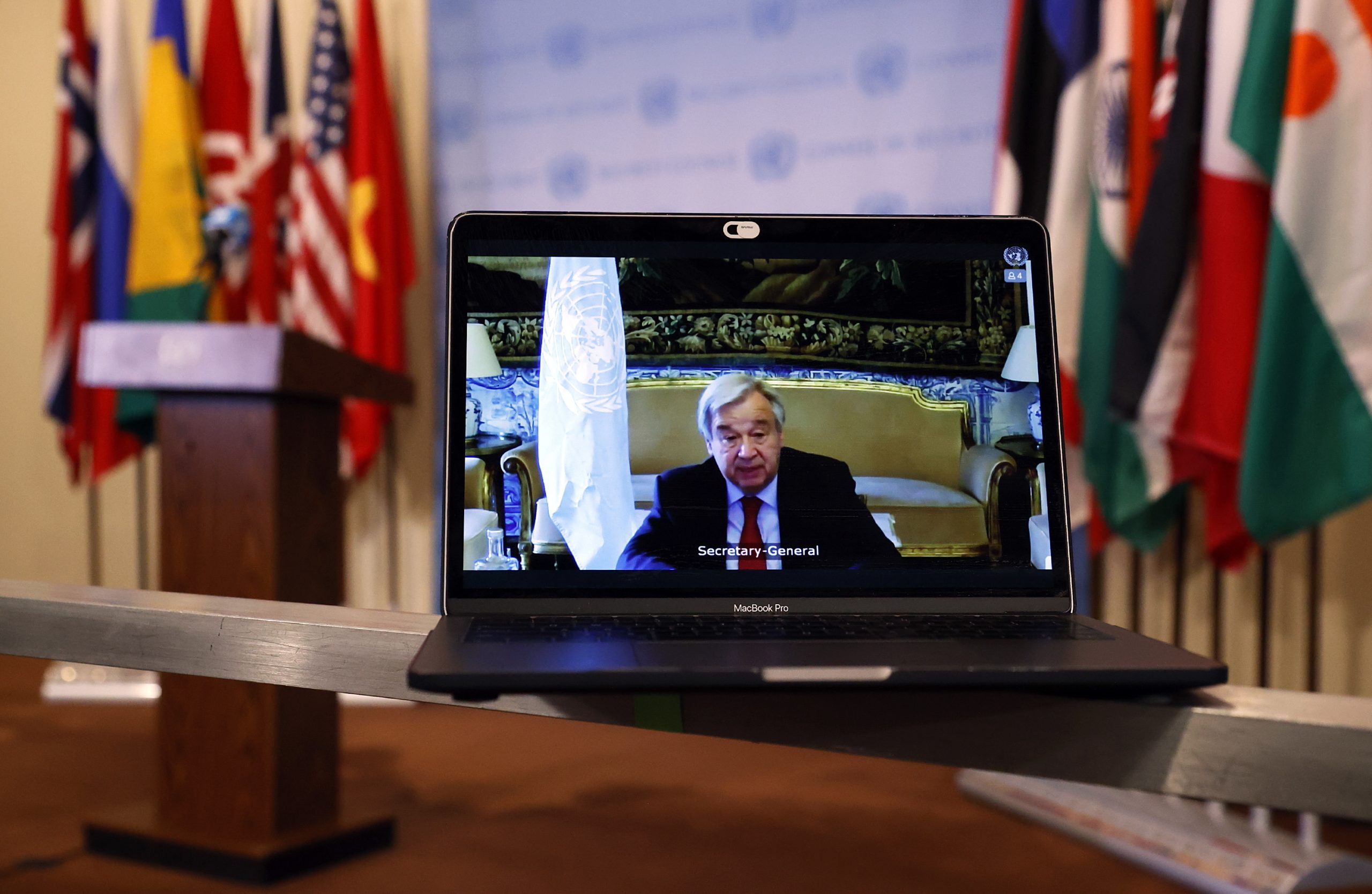Guterres alerta que humanos estão a boicotar o que conseguem obter dos oceanos