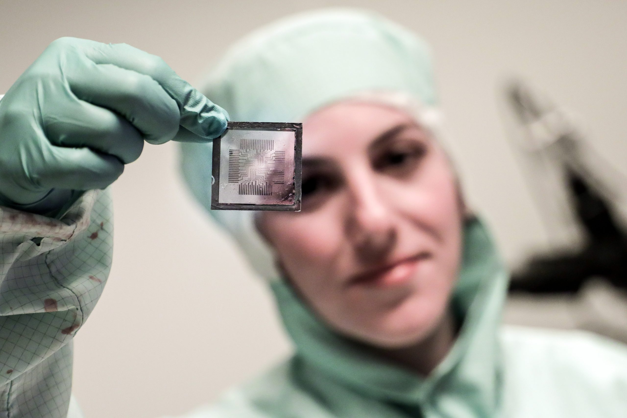 O futuro desenha-se a grafeno e papel eletrónico em laboratórios portugueses