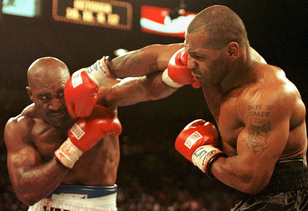 24 anos após a infame “mordidela” em Las Vegas, Mike Tyson e Evander Holyfield podem reencontrar-se no ringue — mas a papelada não tem facilitado