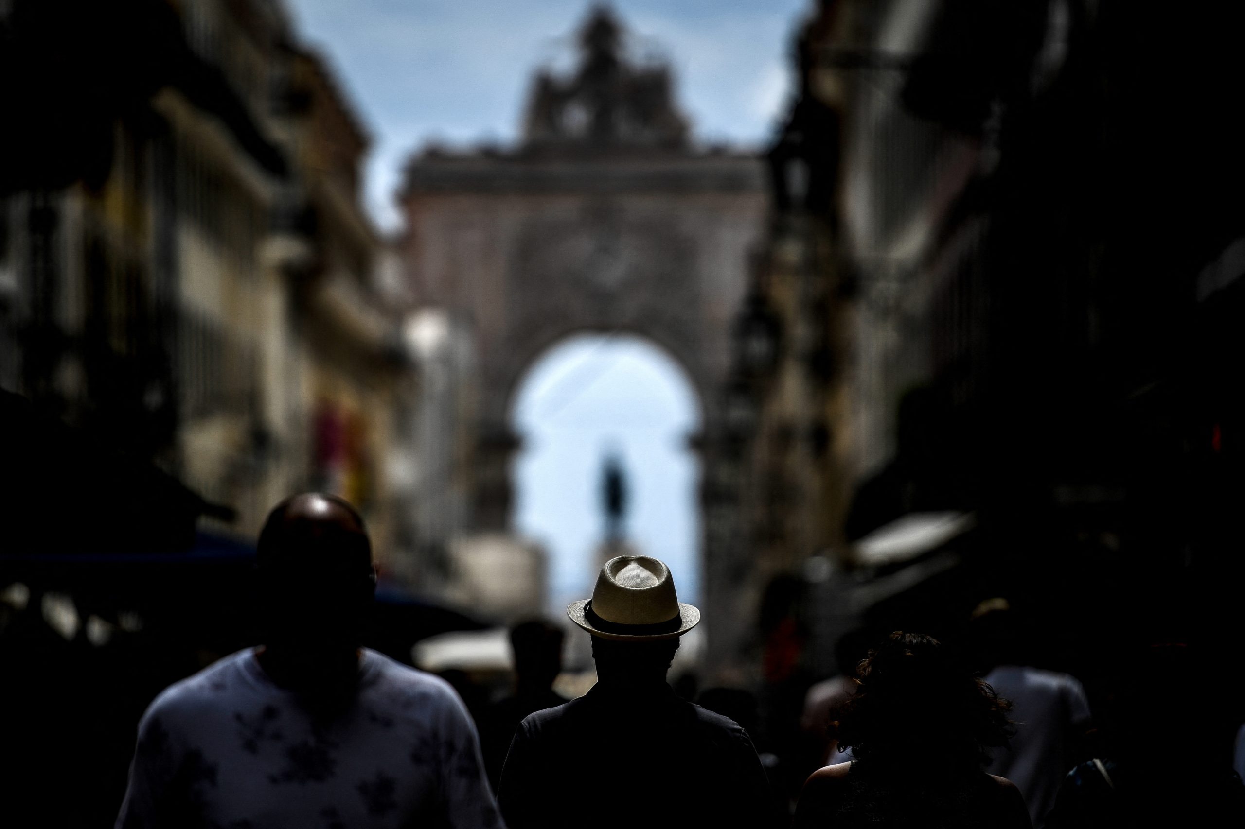 Linhas vermelhas: País pode ultrapassar 240 casos por 100 mil habitantes dentro de 15 a 30 dias