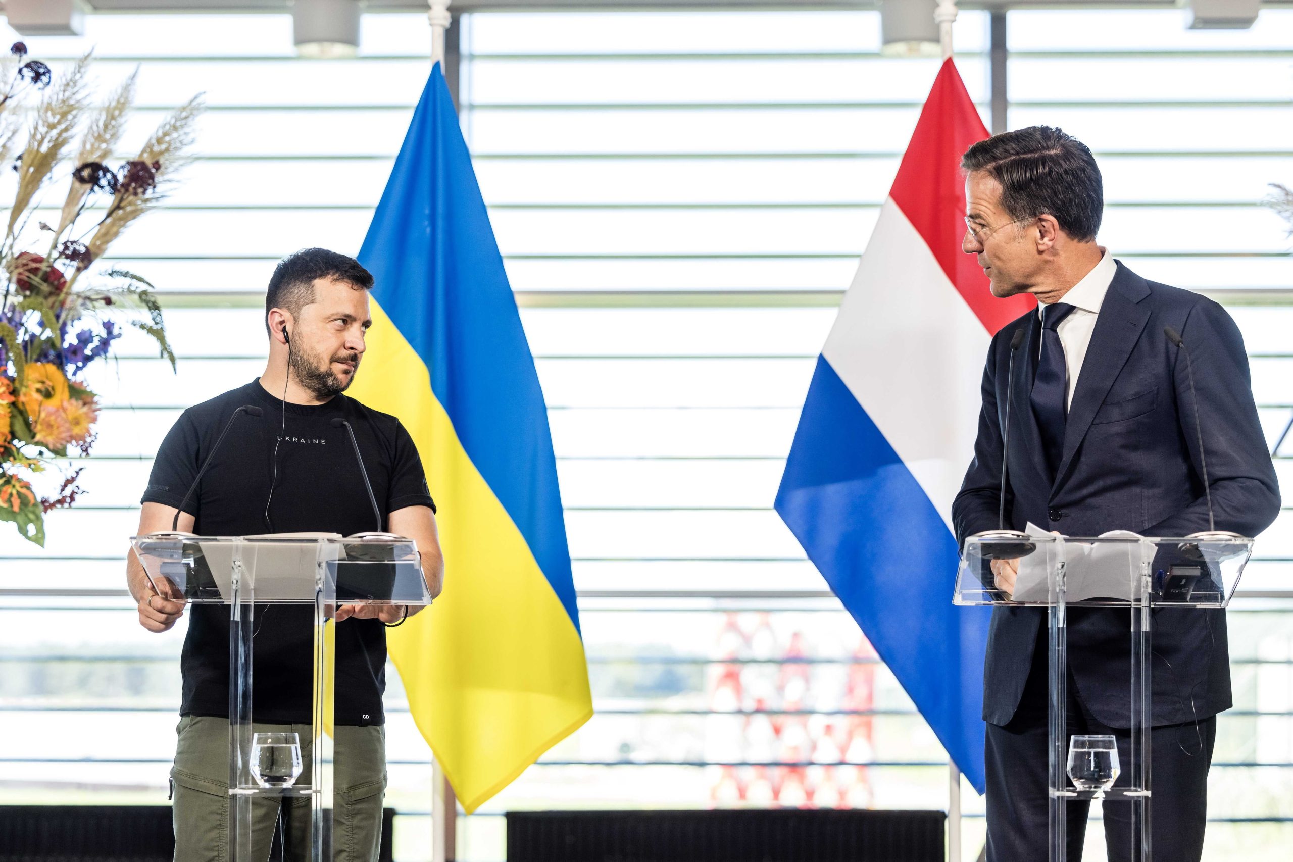 Zelensky diz que Ucrânia vai receber pelo menos 42 caças F-16