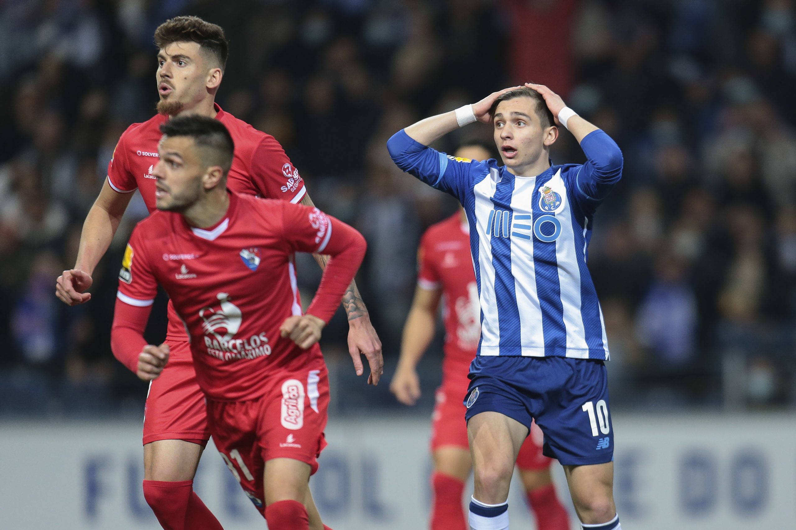 FC Porto empata com Gil Vicente, reduzido a 10 desde os dois minutos, e mantém seis pontos de vantagem