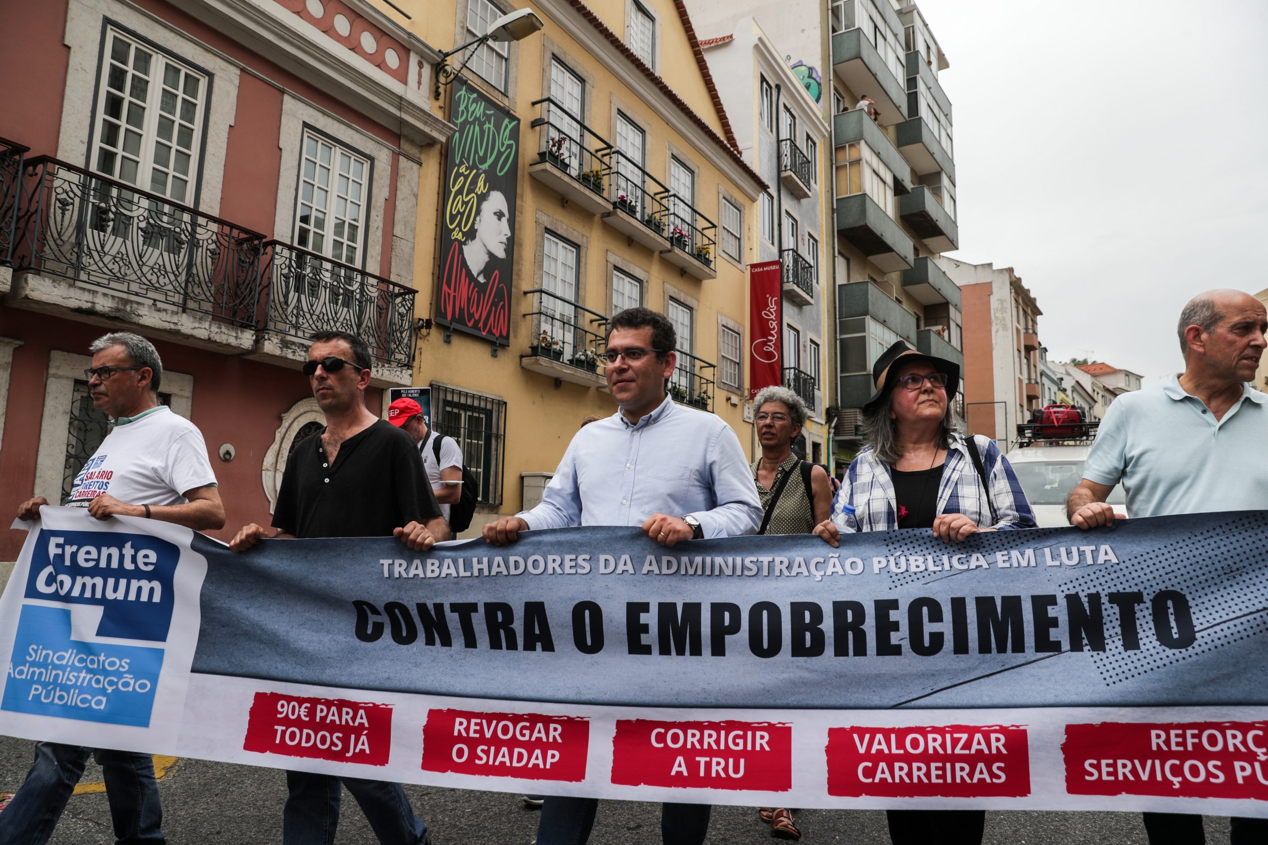 Greve na função pública fecha muitas escolas e deixa hospitais em mínimos