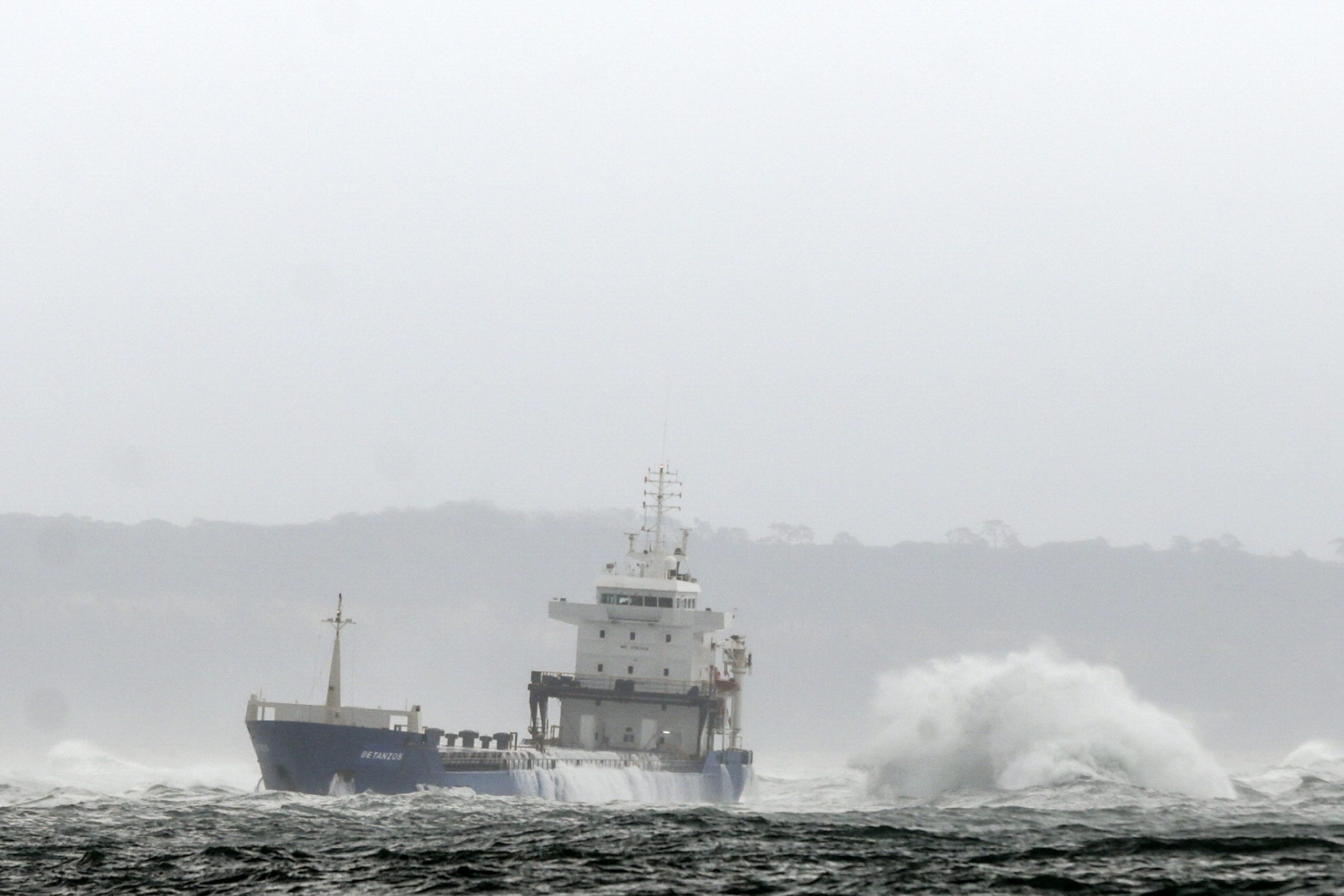 Autoridades aguardam “janela de oportunidade” para tentar retirar navio do Bugio