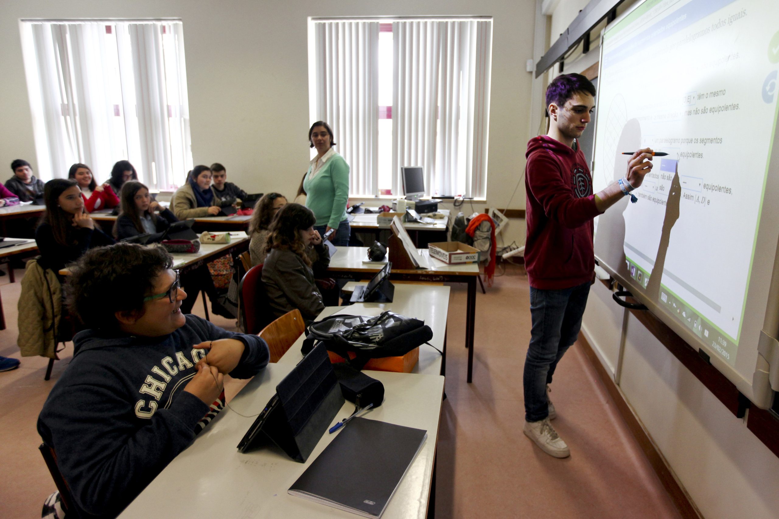 BE propõe suspensão dos exames digitais no Ensino Básico e fim dos manuais digitais