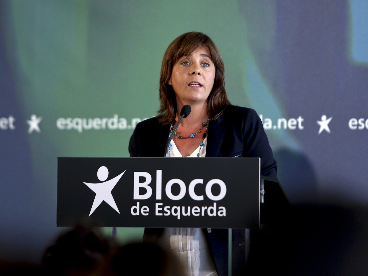 Suspensão de fundos é uma forma de condicionar o OE2017, diz Catarina Martins