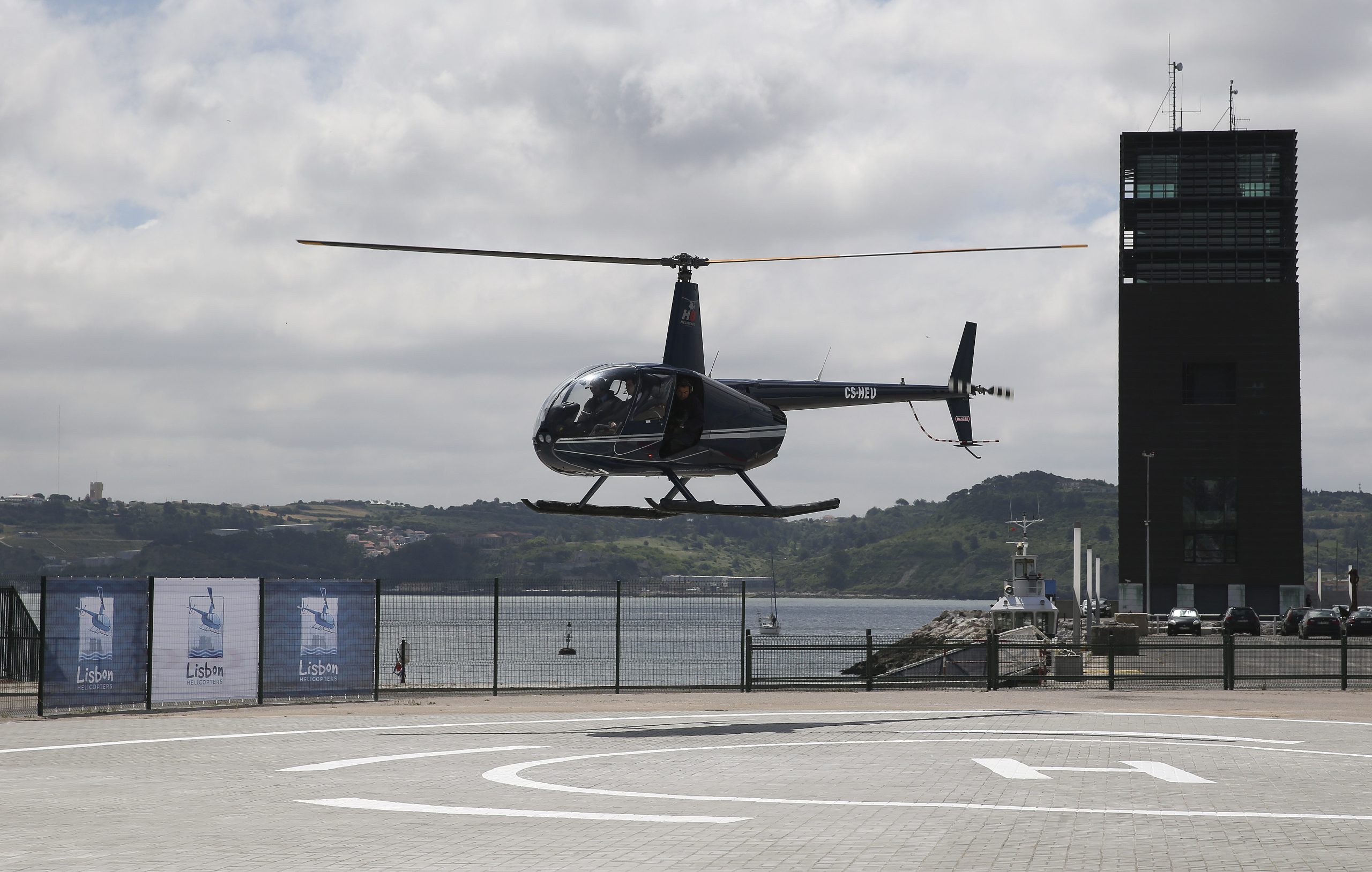 Proteção Civil sela instalações onde helicópteros Kamov estavam a ser reparados