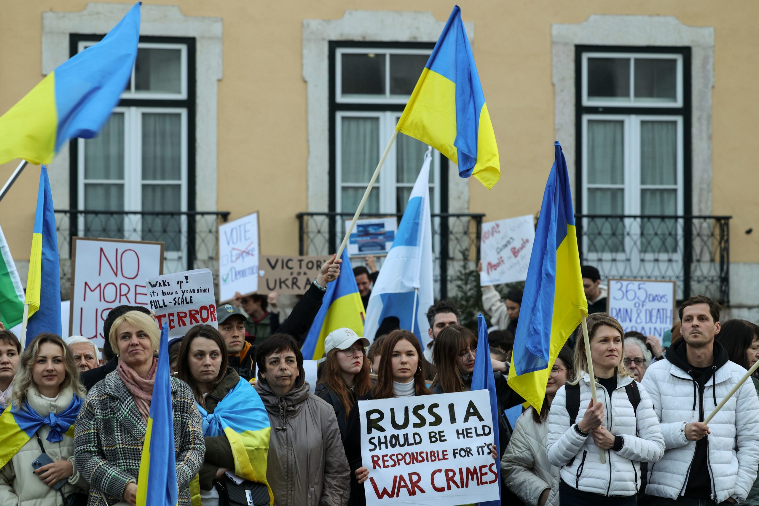 Meia centena de ucranianos manifestam-se diante da Embaixada russa contra ideologia de ódio