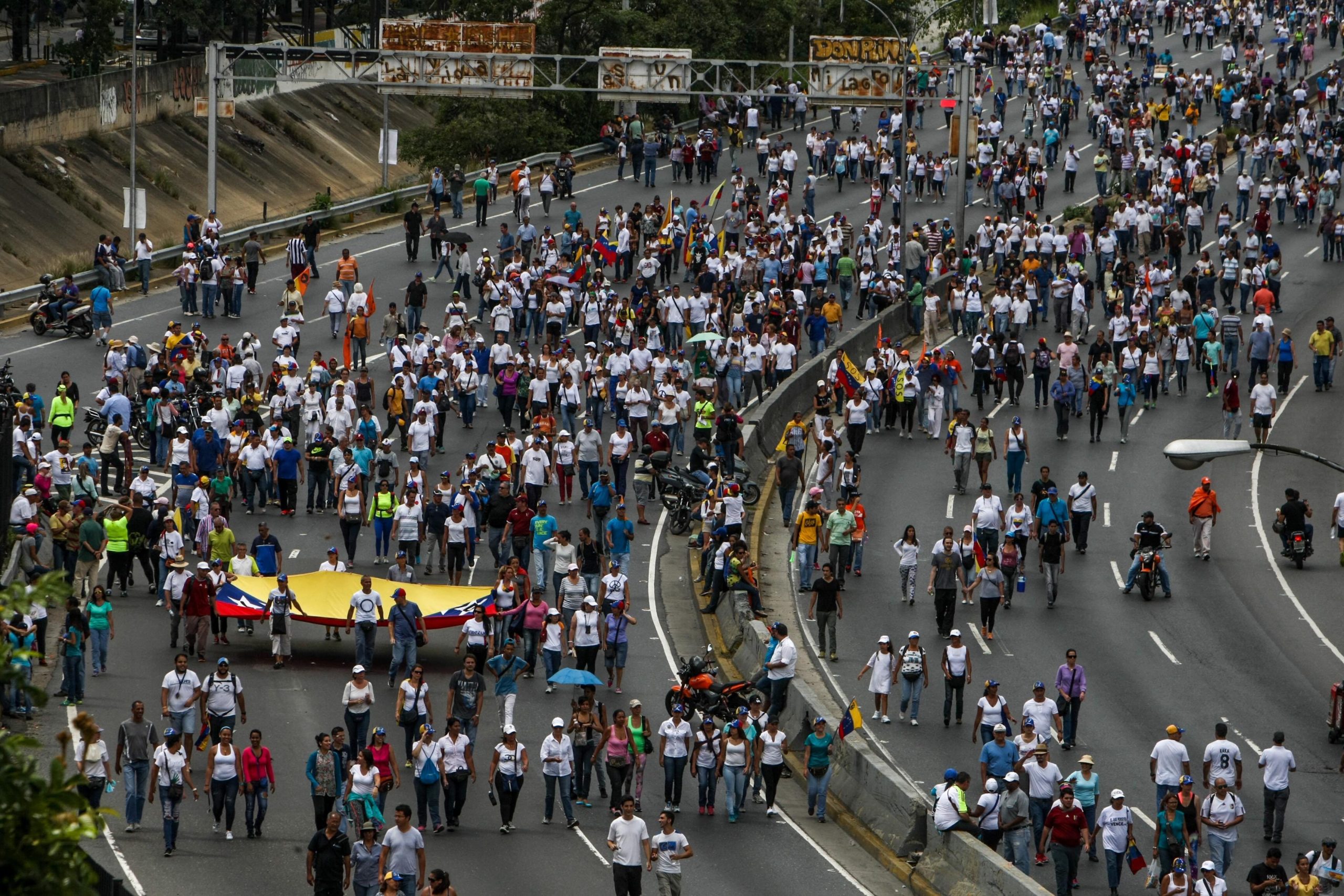 Militares vão ocupar empresas que aderirem à greve na Venezuela