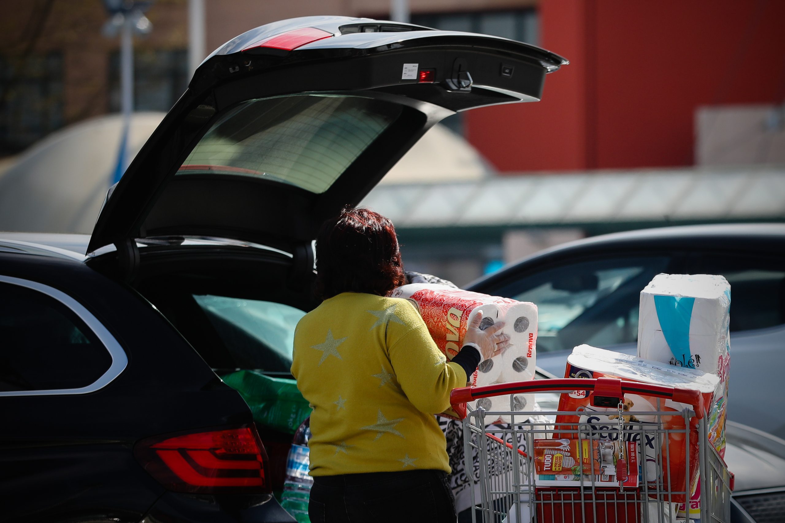Comer e limpar a casa. As prioridades dos portugueses ao fazer compras em tempo de restrições