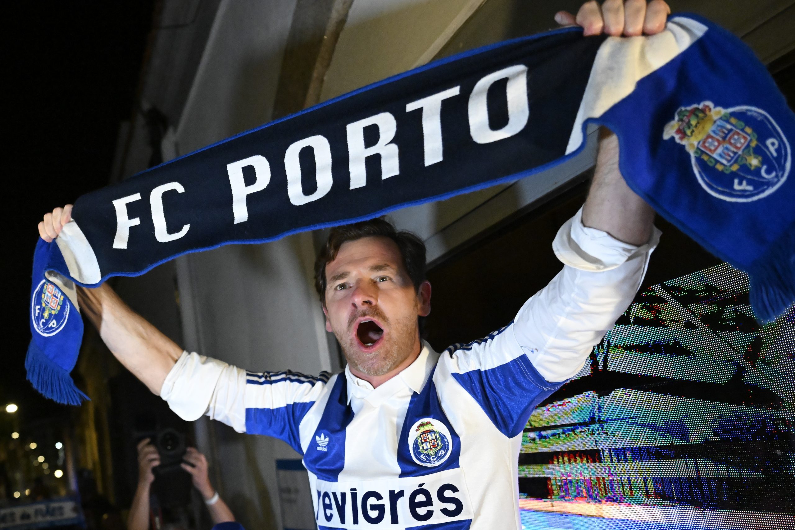 Portouuuu! Número 13 na camisola, eis o presidente eleito André Villas-Boas