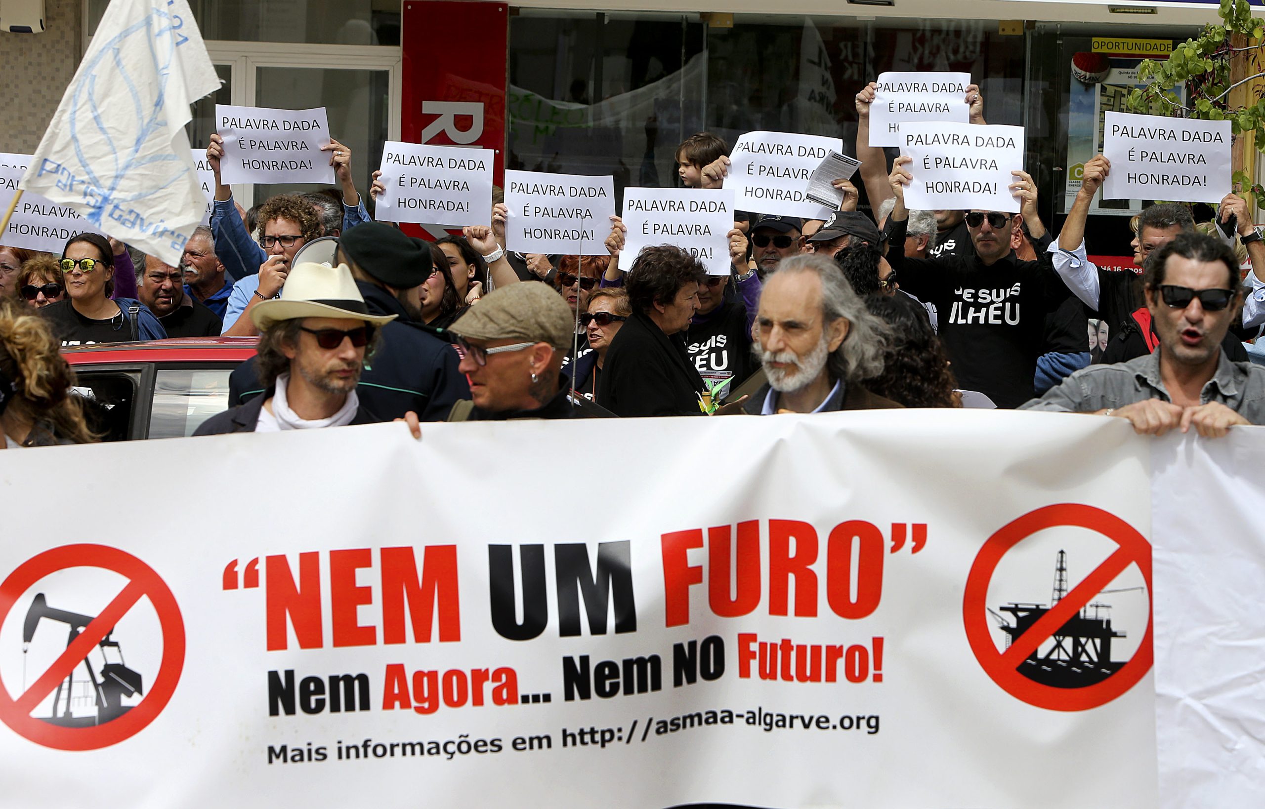 Três centenas marcharam contra a exploração de hidrocarbonetos no Algarve e em Andaluzia
