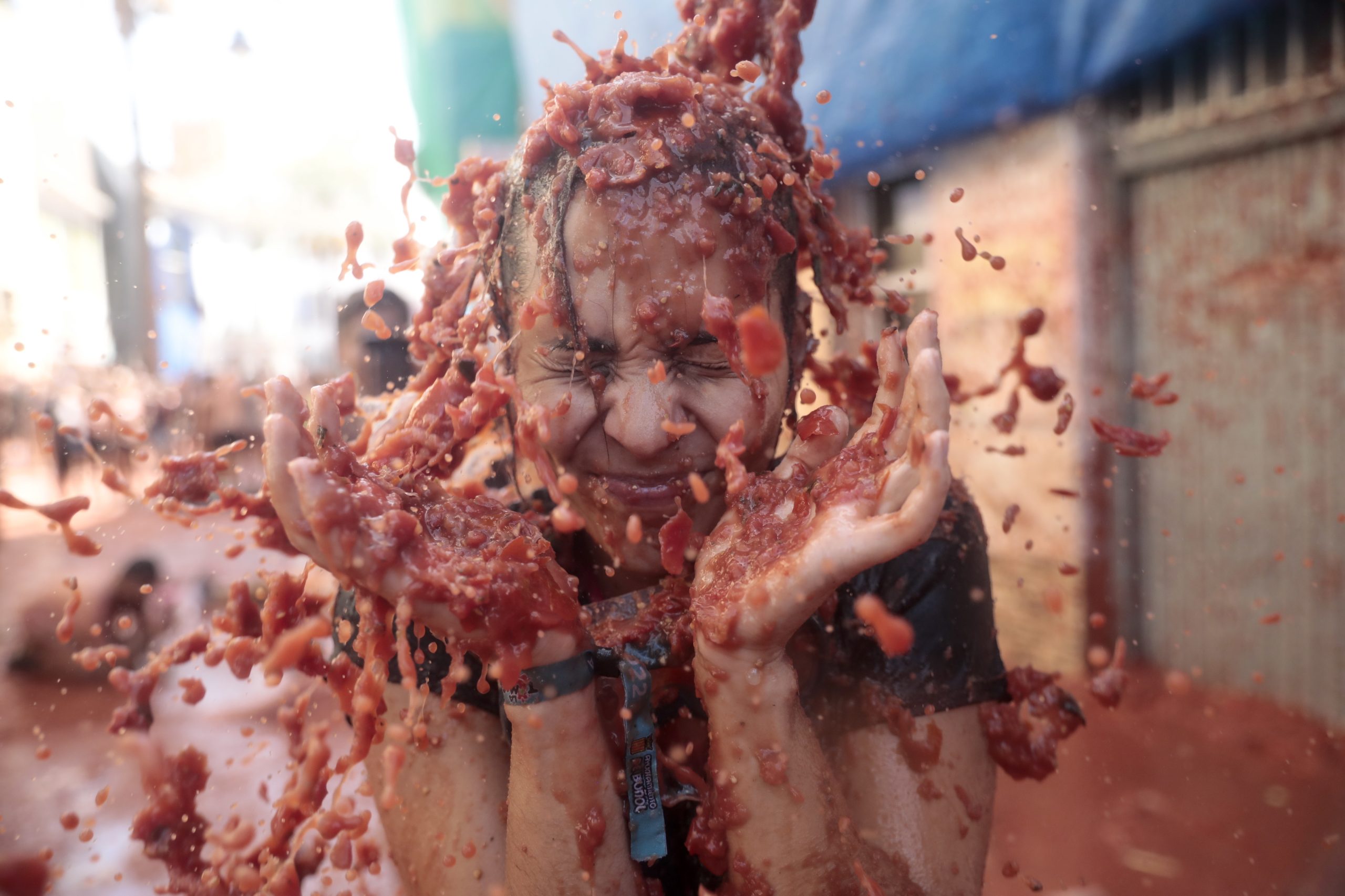 Tomatina regressa às ruas de Bunol. Foram atirados 130 mil quilos de tomate