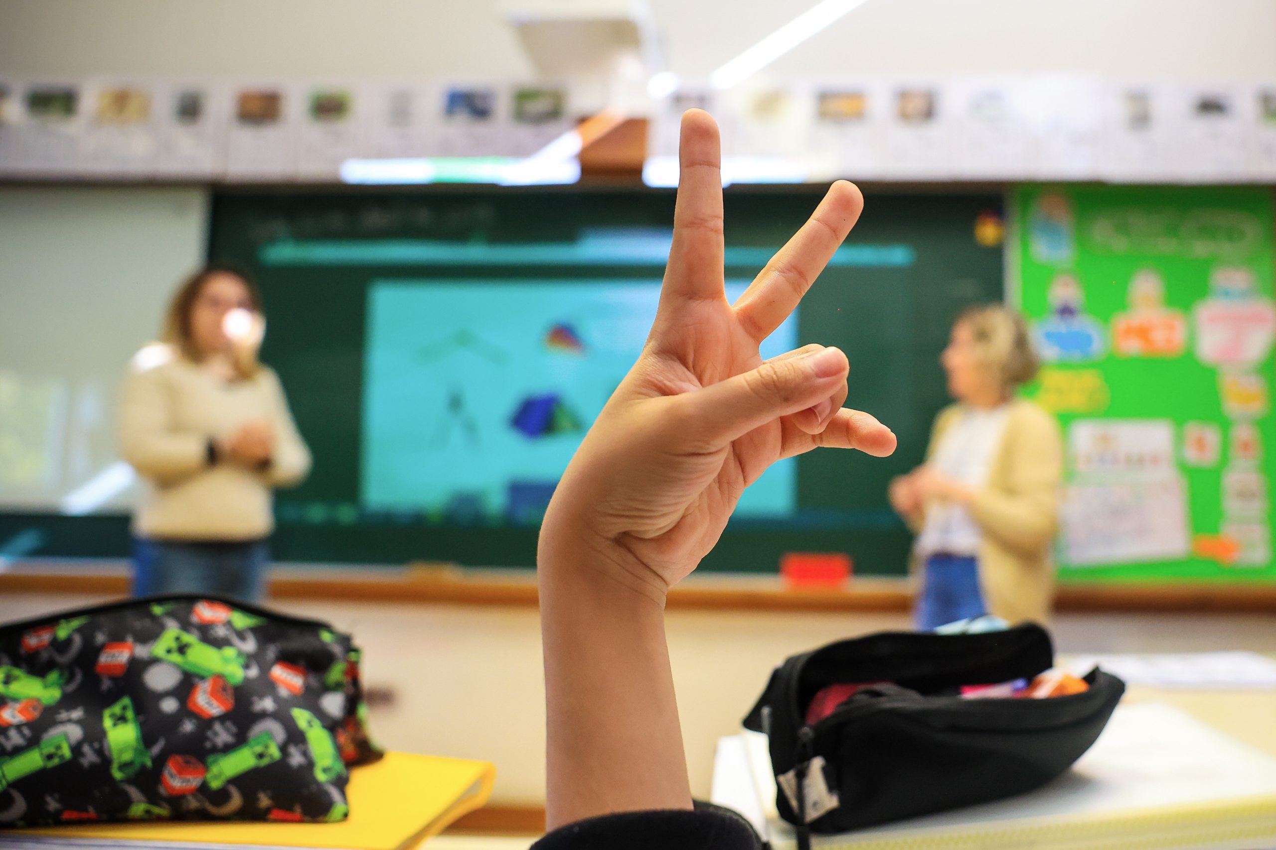 “Aqui sinto-me mais incluída. Sinto-me igual aos outros”. Ensino bilingue junta surdos e ouvintes na mesma sala