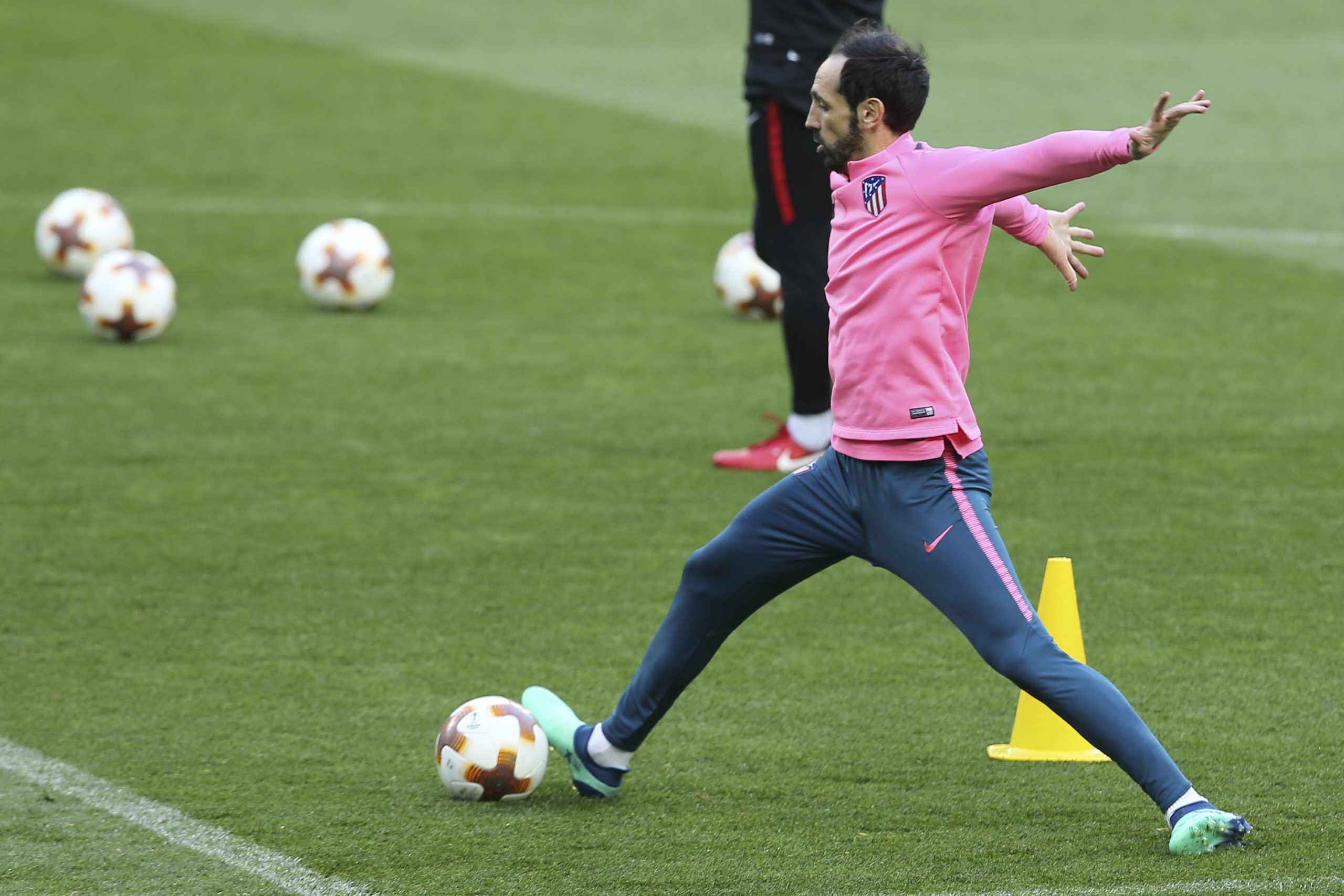 Atlético Madrid prolonga contrato com o defesa Juanfran até 2019