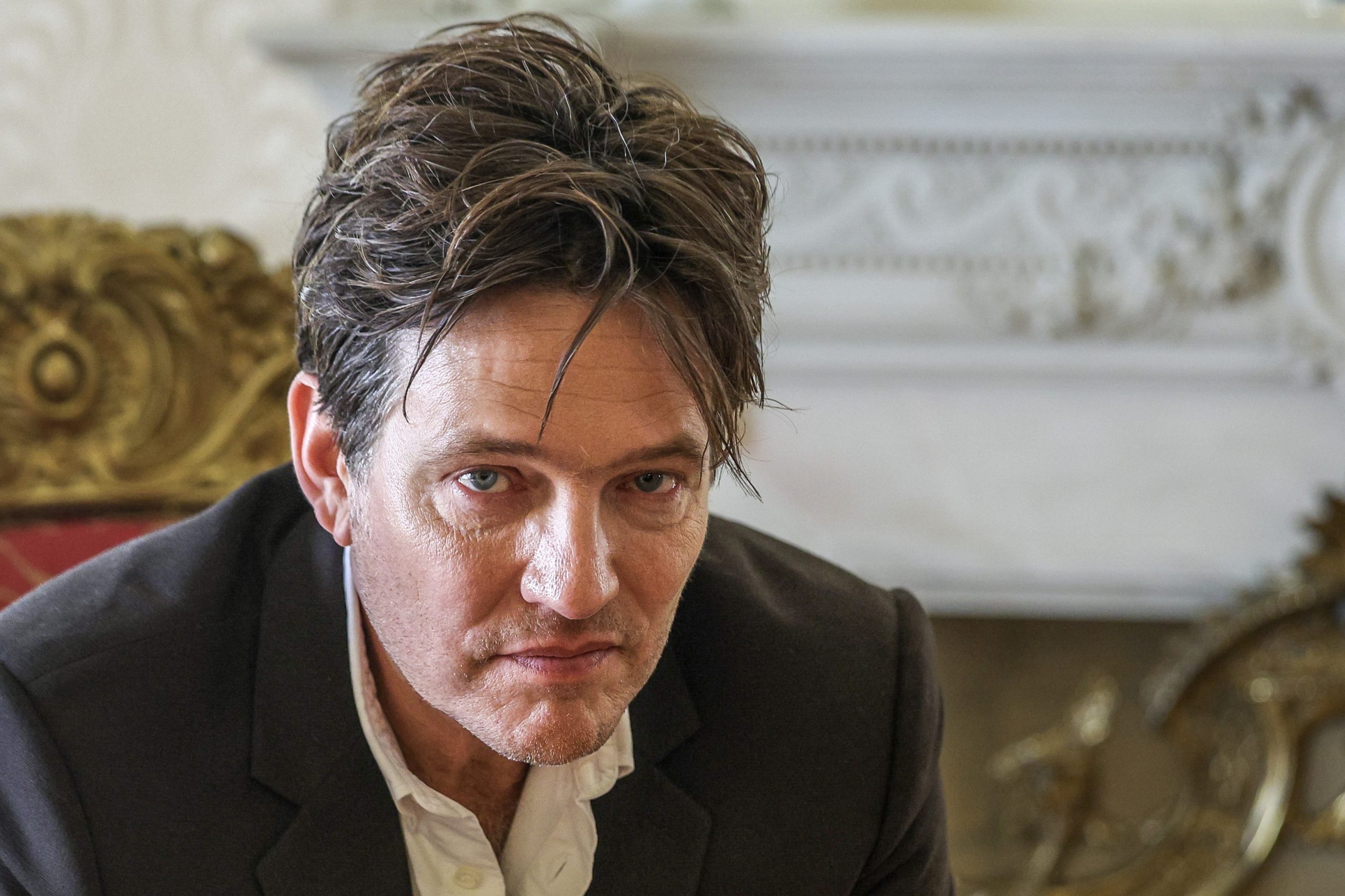 Thomas Vinterberg fala sobre empatia e solidariedade em estreia para televisão de “Families Like Ours”