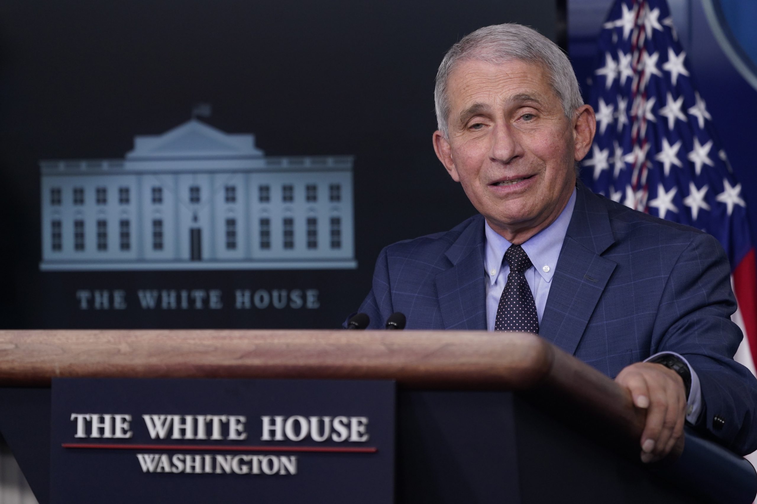 EUA: Anthony Fauci prevê “explosão” de casos após Ação de Graças