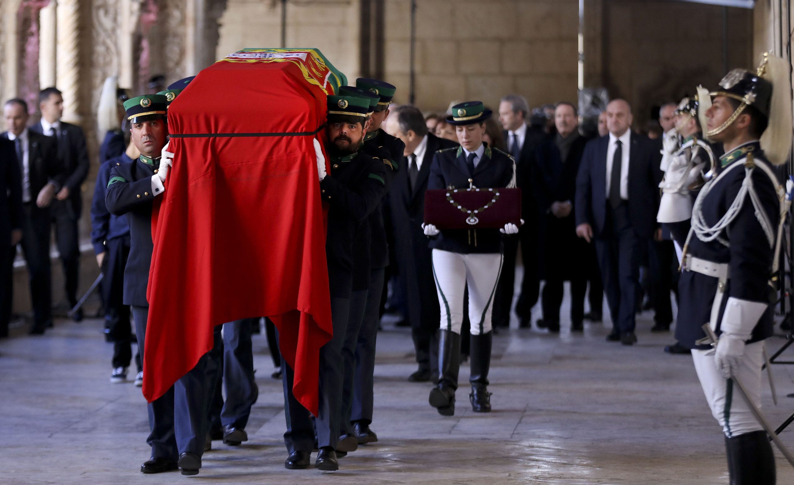 Jospin, Sarney, Jacques Santer e príncipe de Marrocos no funeral de Mário Soares
