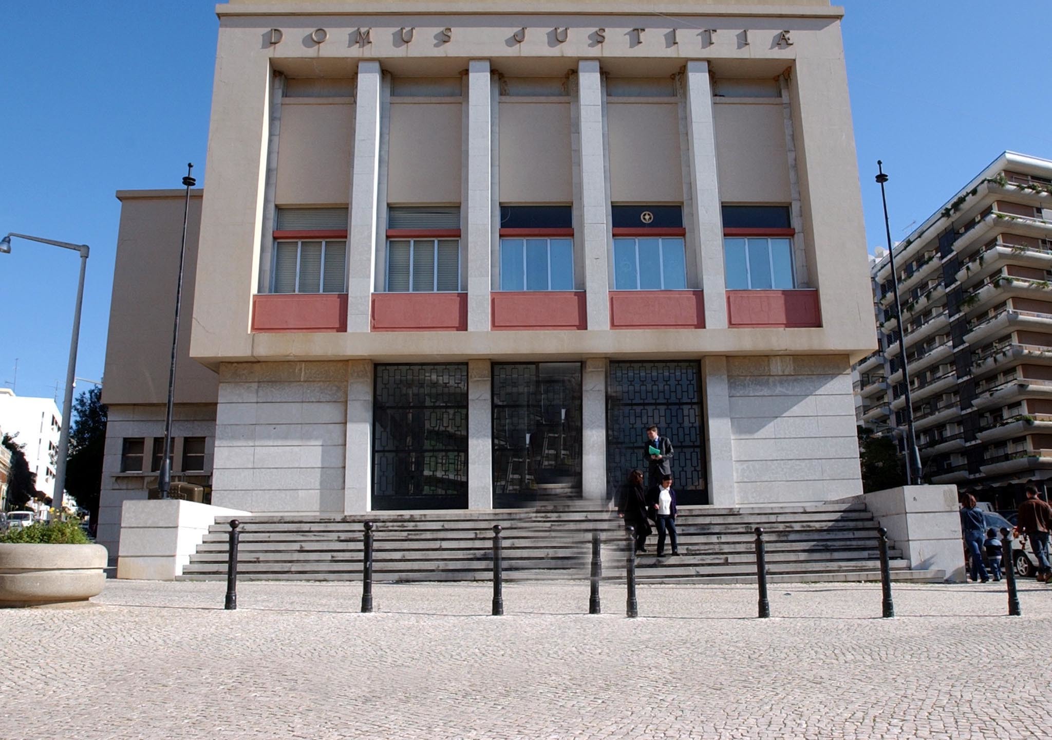 Liberdade de expressão absolve homem acusado de 20 crimes de difamação a magistrados
