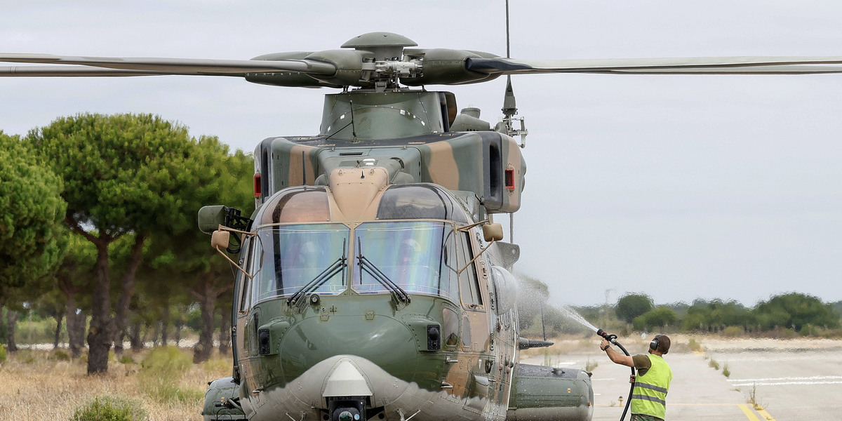 Força Aérea resgata criança de 5 anos e casal francês de veleiro à deriva em Ovar