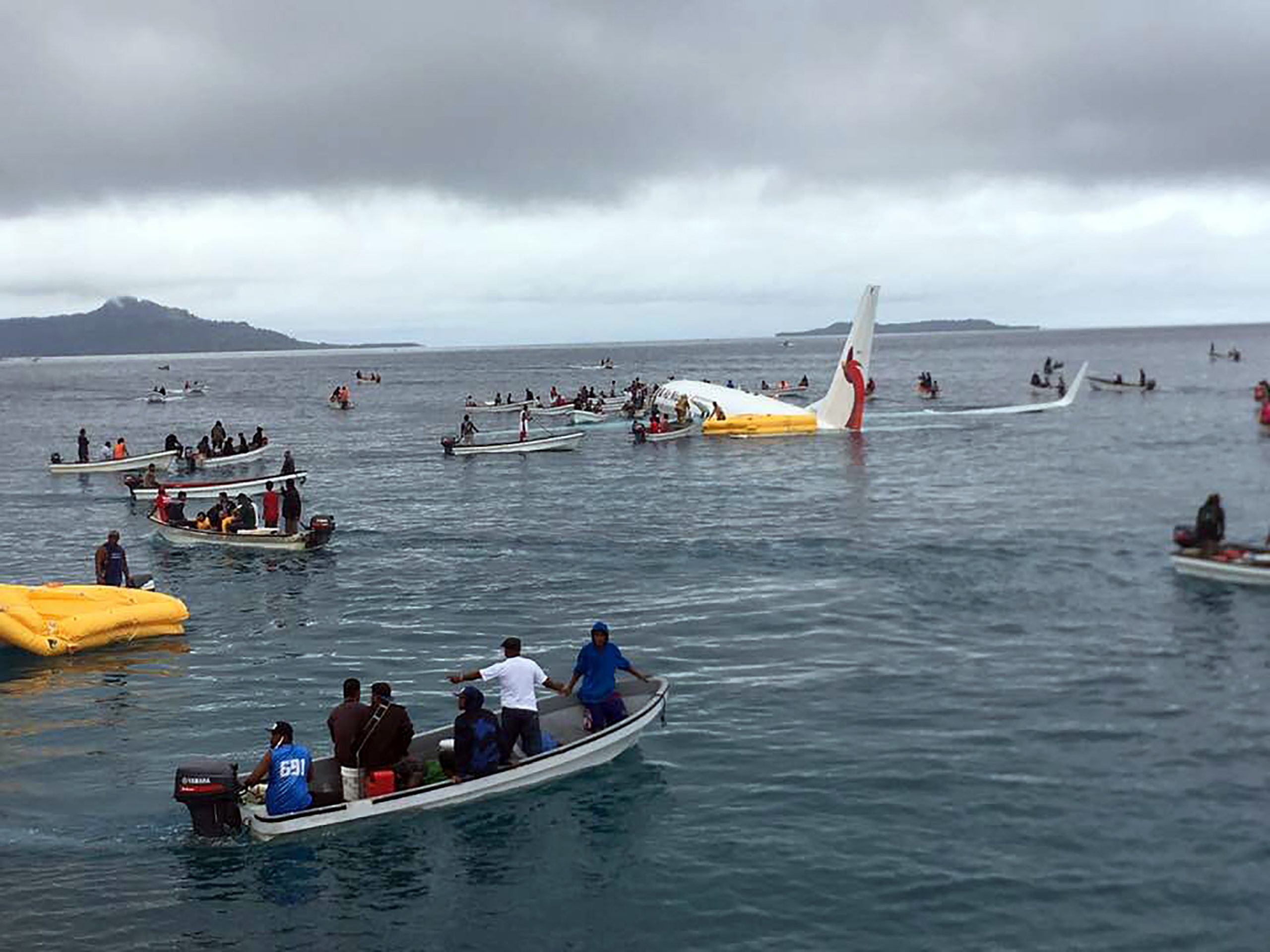 Avião comercial cai em lagoa da Micronésia. Não há registo de feridos graves