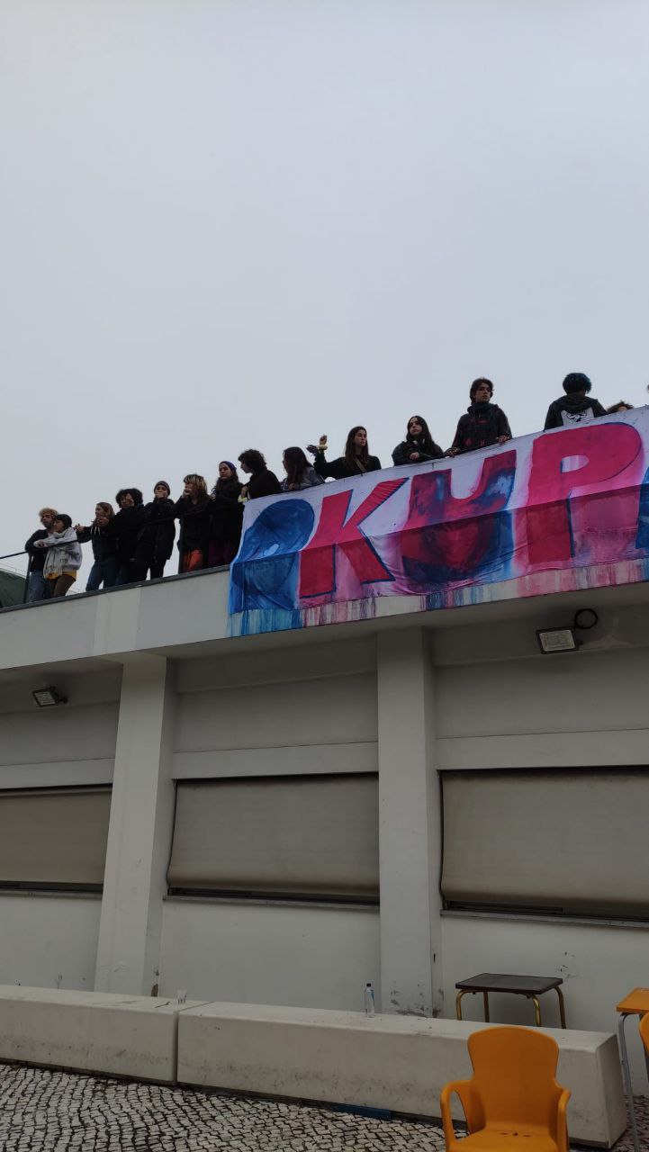 Movimento “Fim ao Fóssil: Ocupa!” bloqueia Escola António Arroio. Alunos subiram ao telhado