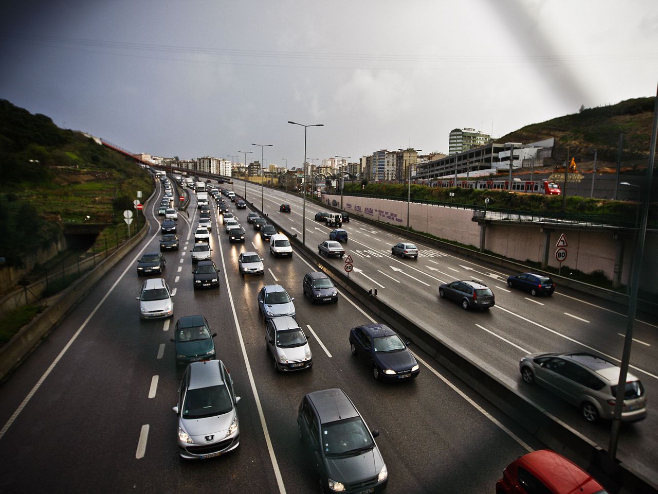 Há 376 mil veículos com emissões excessivas a circular nas estradas portuguesas, diz estudo