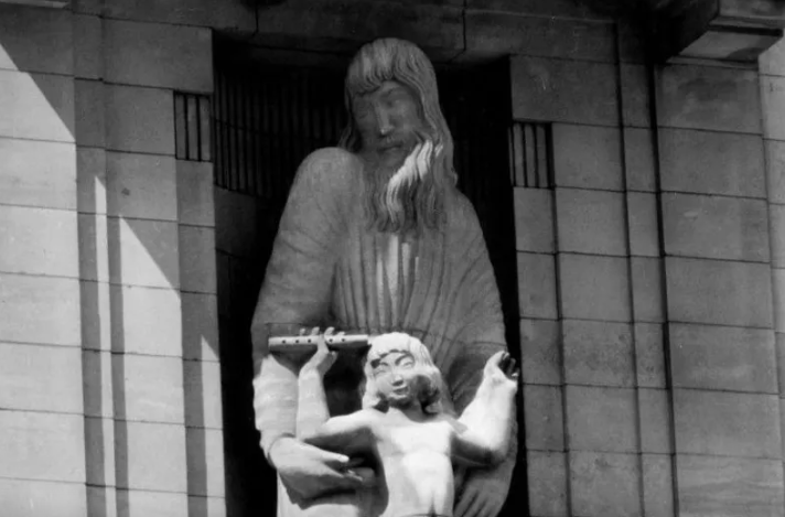 BBC restaura estátua polémica de Eric Gill em Londres. Escultor abusava sexualmente das filhas