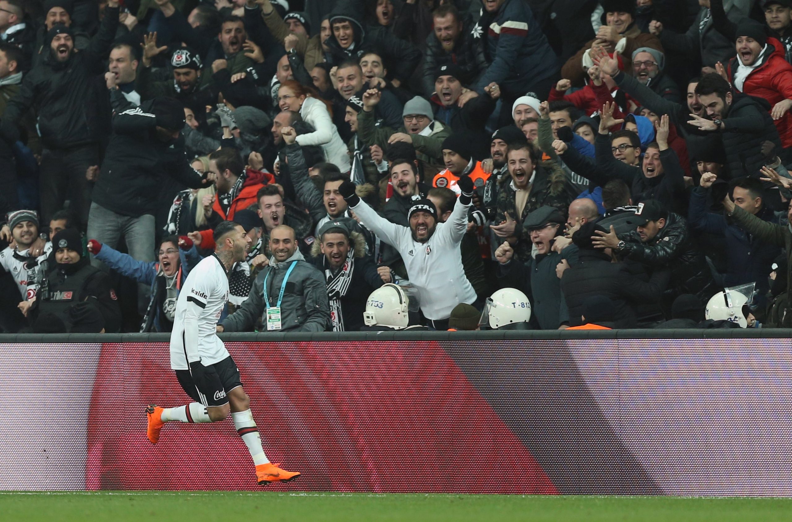 Ricardo Quaresma dá a vitória ao Besiktas no dérbi com o Fenerbahce
