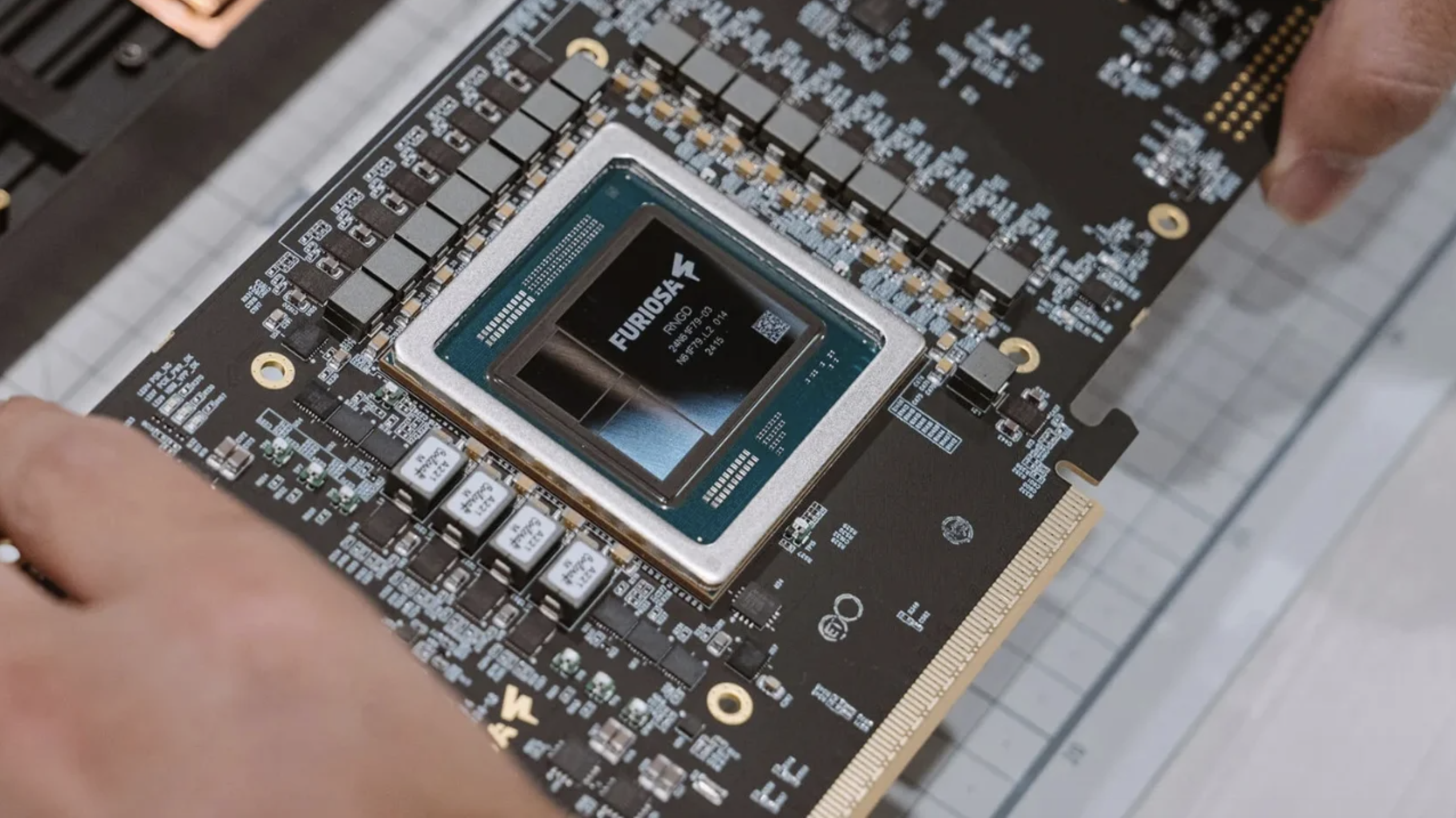 FuriosaAI tem um “bisturi” para travar o domínio da Nvidia nos chips de IA