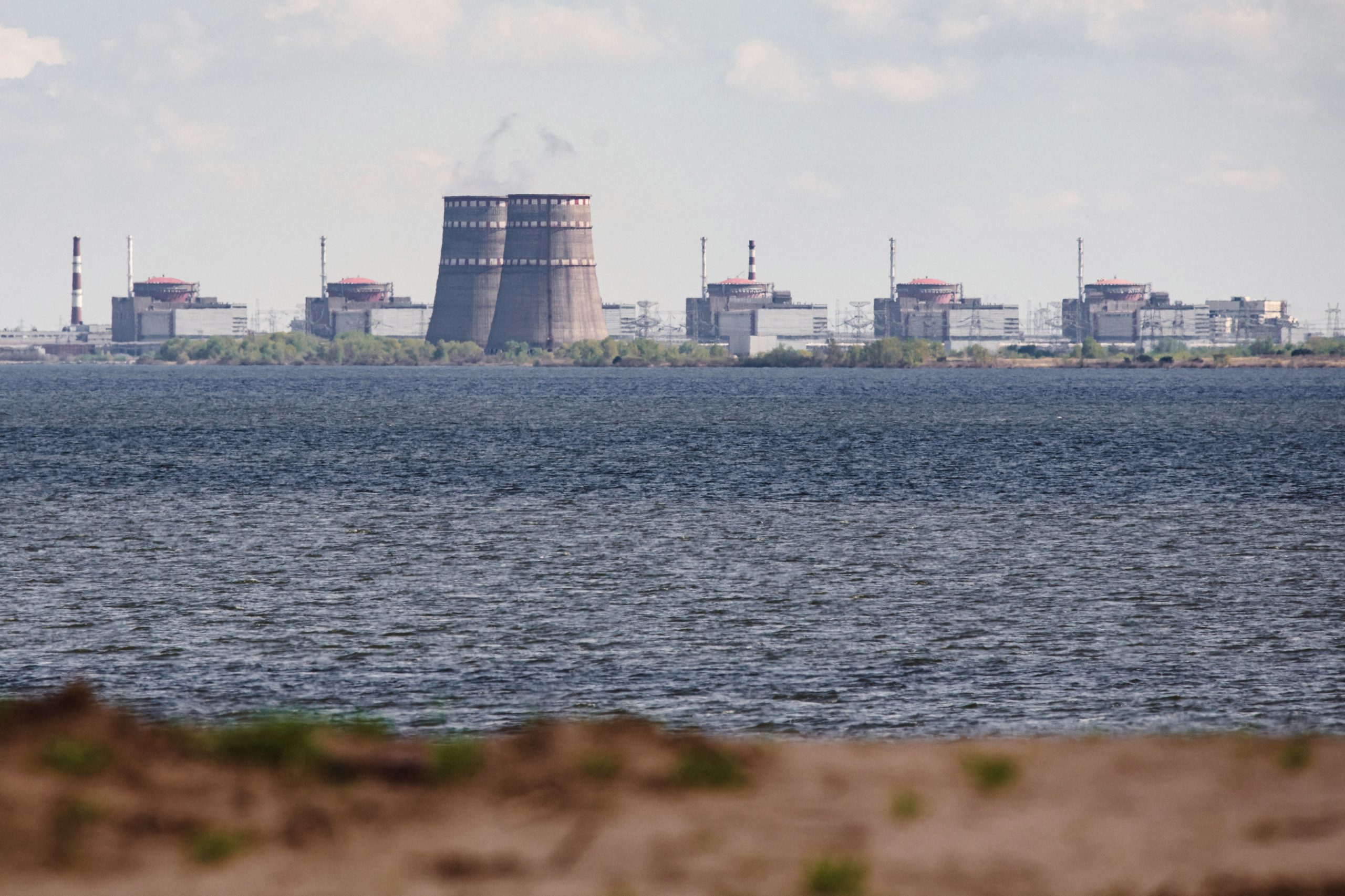 Ucrânia e Rússia acusam-se mutuamente dos ataques perto de central nuclear