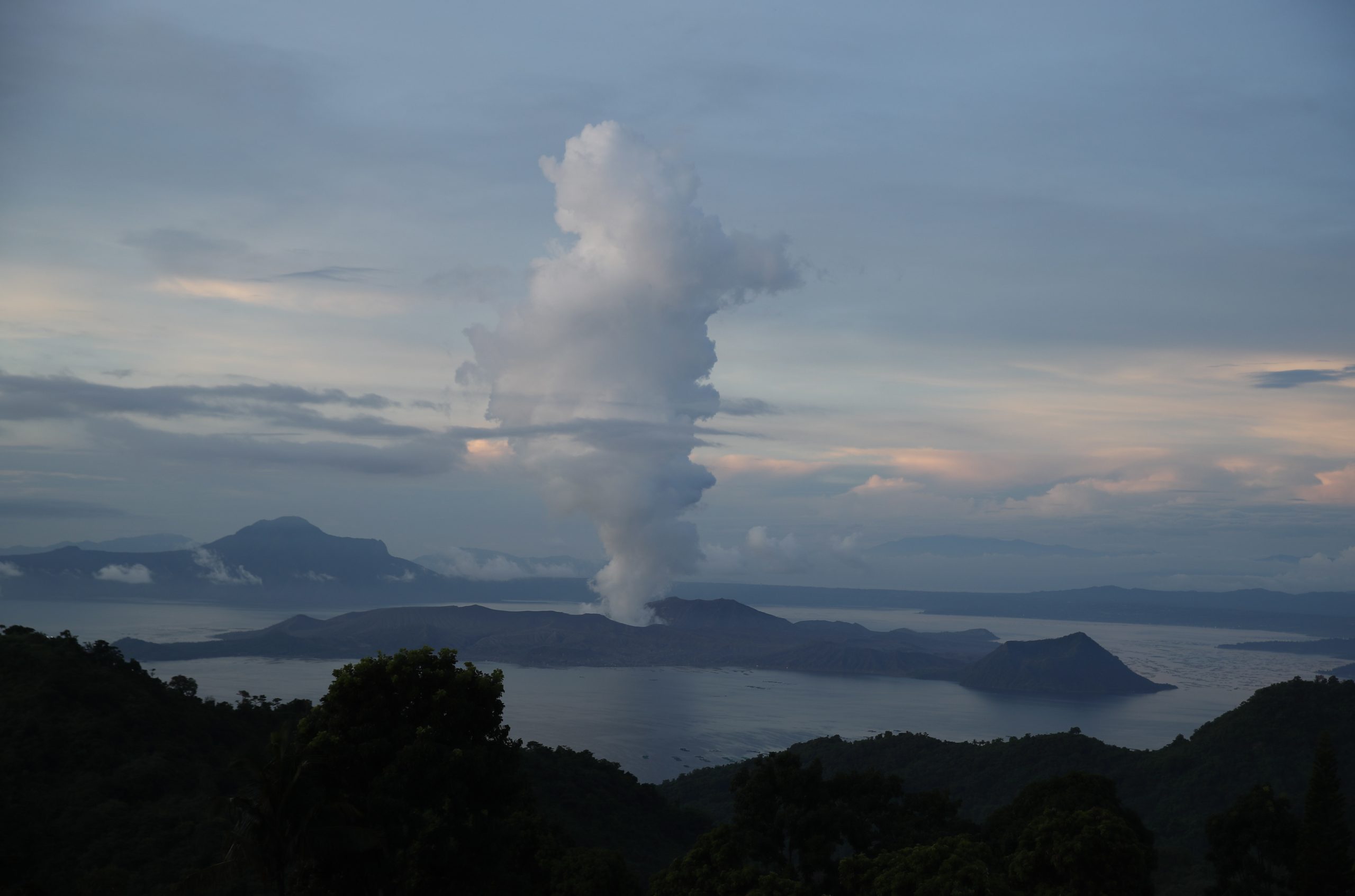 Filipinas. Milhares de pessoas forçadas a fugir após erupção vulcânica
