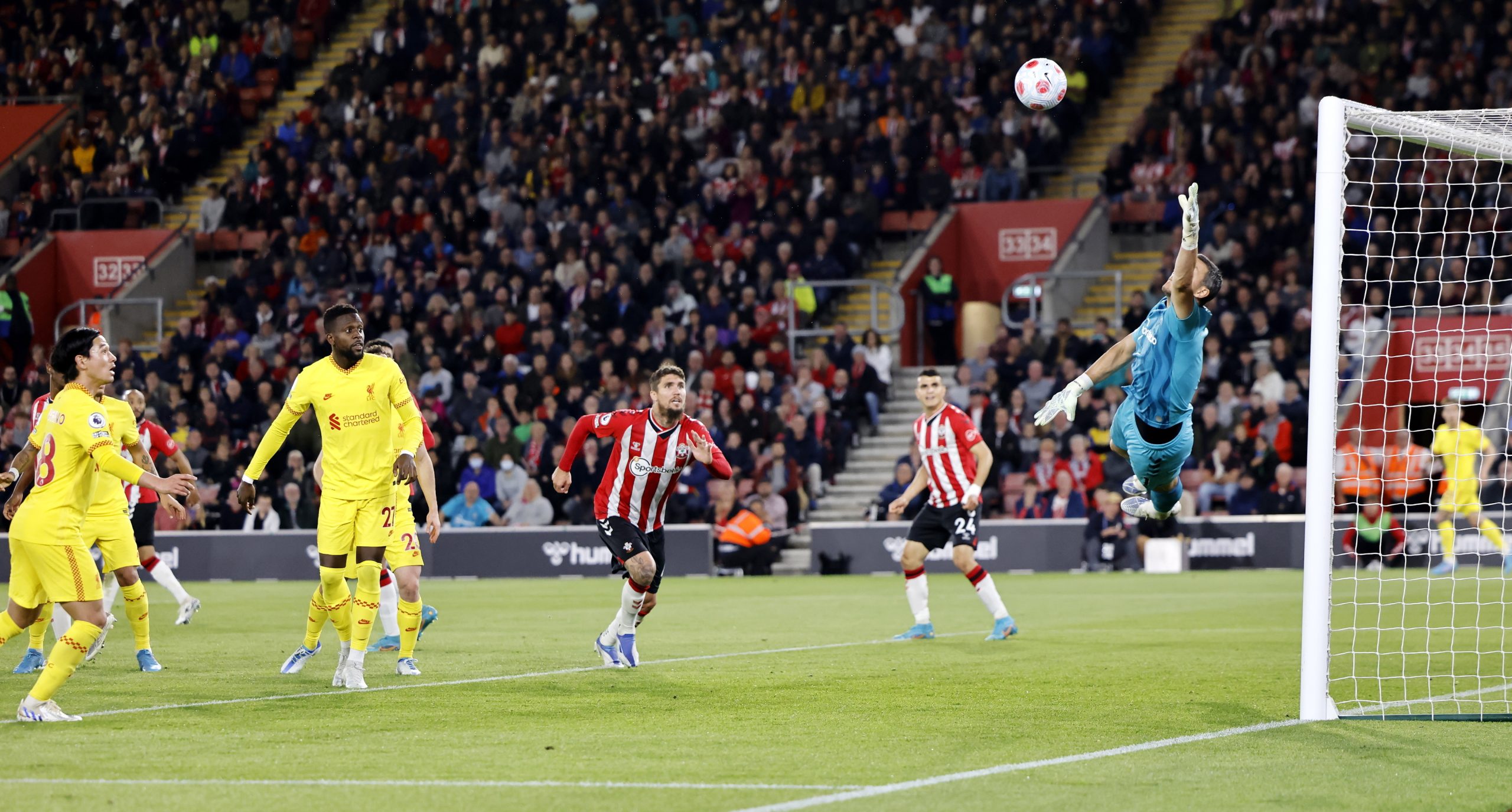 Liverpool vence em Southampton e continua na luta pela Liga inglesa