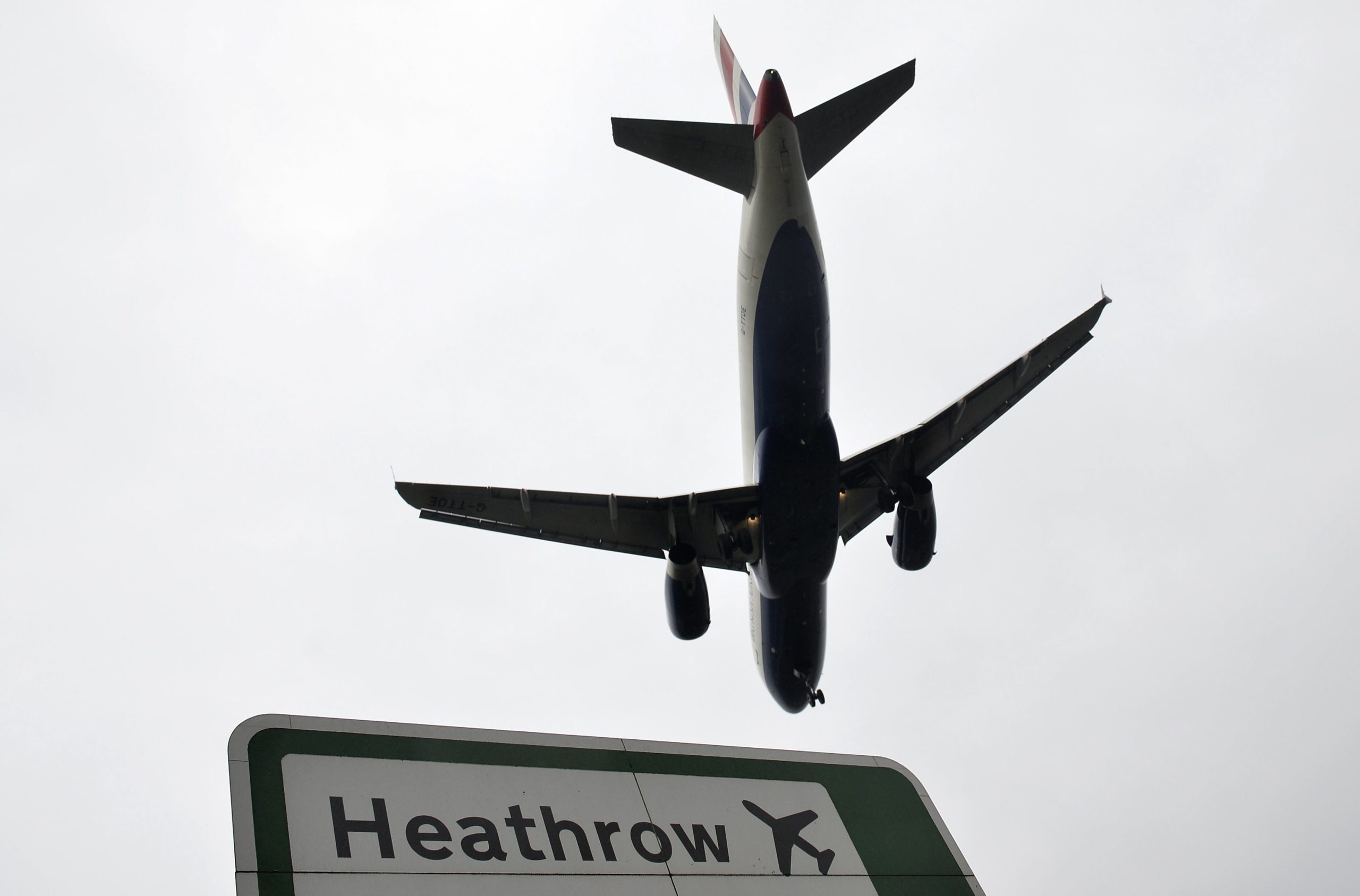 Governo britânico autoriza alargamento do aeroporto de Heathrow