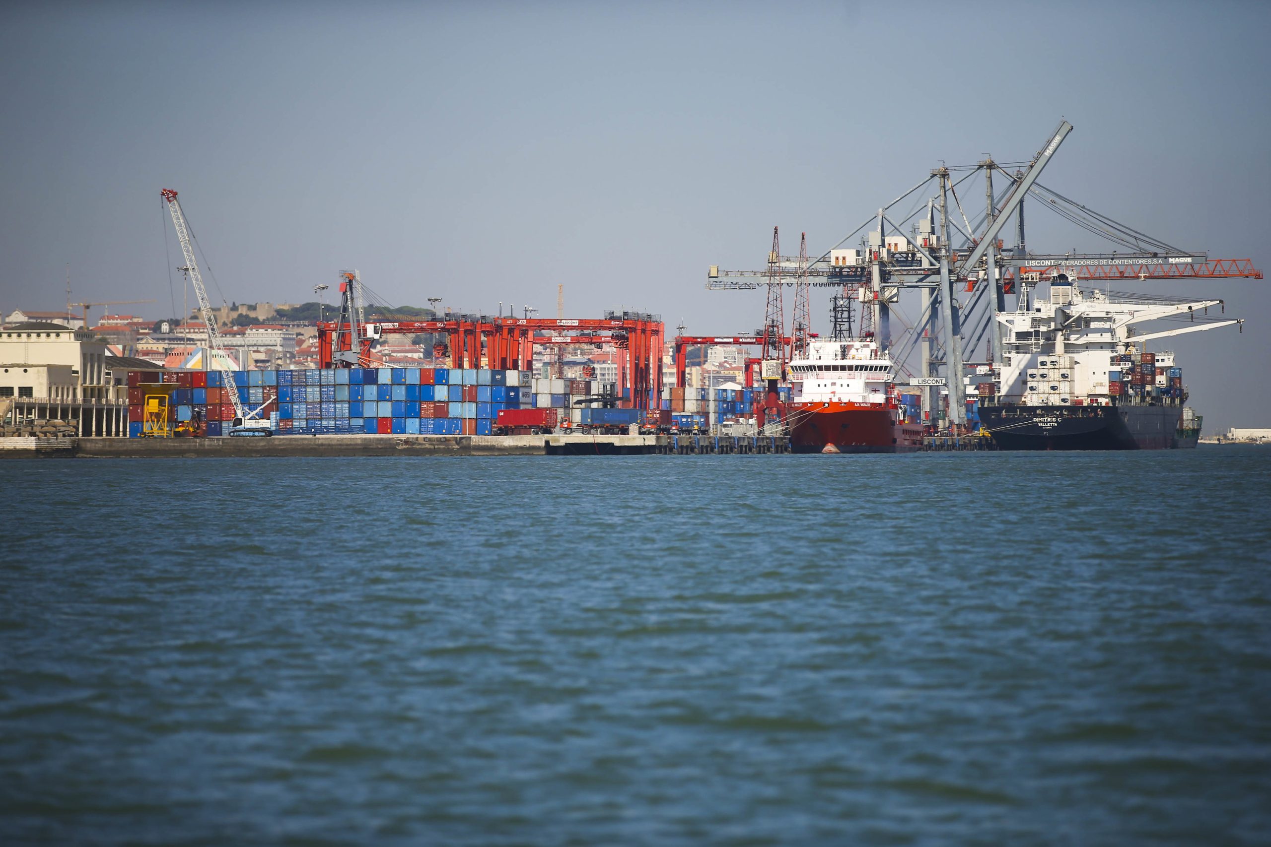 Uma buzina que significa ‘estou aqui’. A história do navio no Tejo que tem feito barulho nas últimas noites