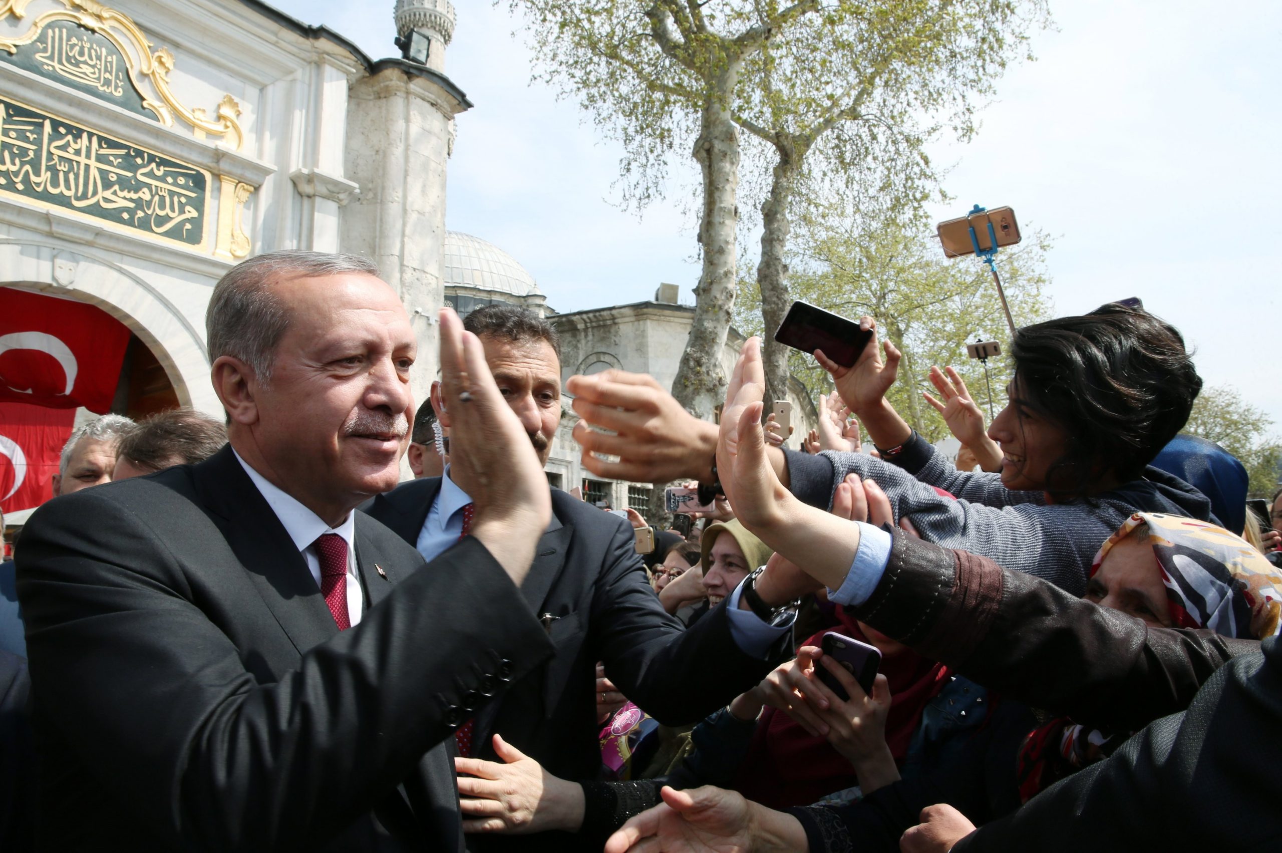 Erdogan protagoniza parada triunfal em Ancara após vitória estreita e contestada