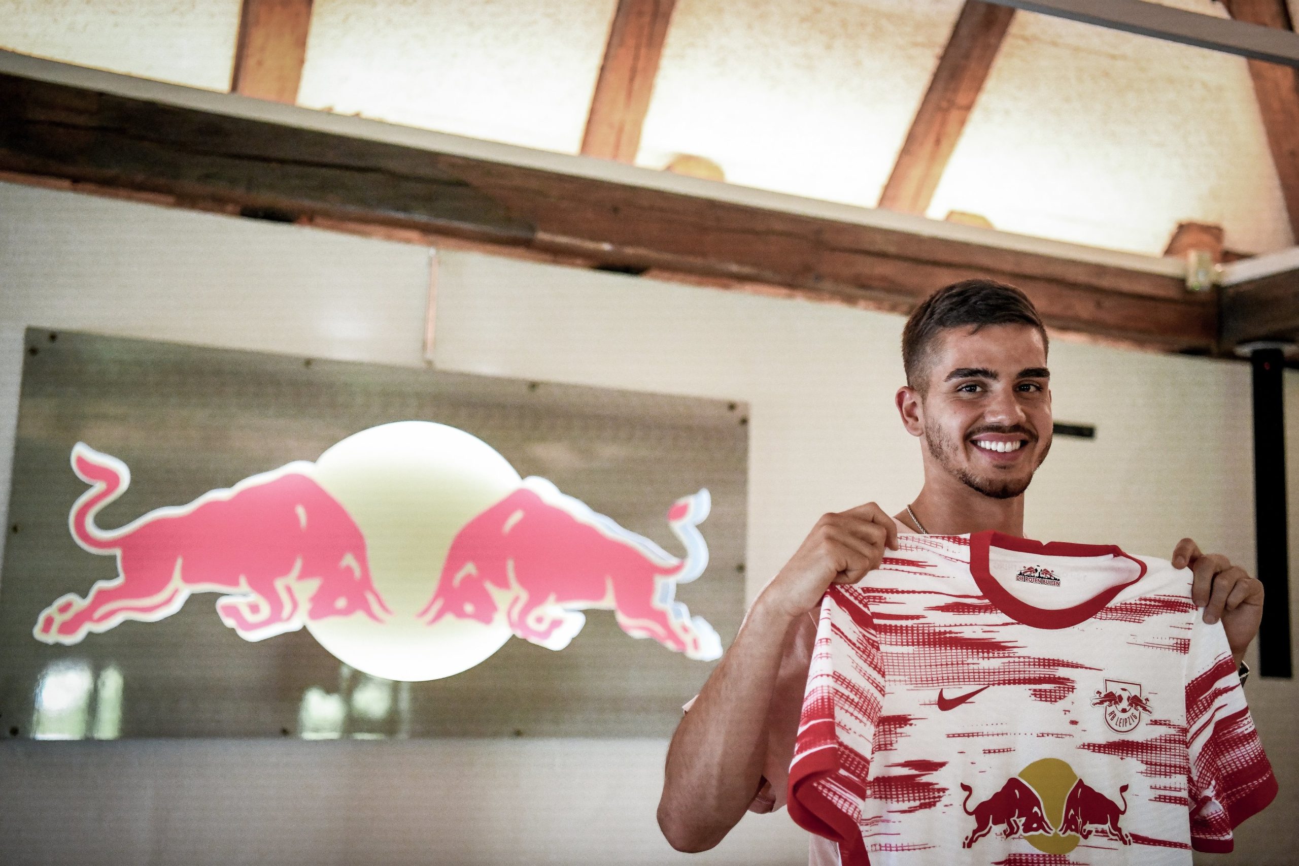 Leipzig oficializa contratação de André Silva até 2026