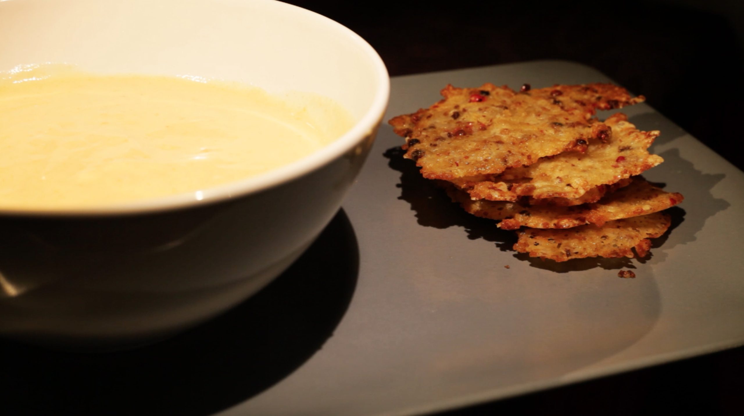 SAPO24 Receitas: Creme de marisco com crocante de queijo da ilha