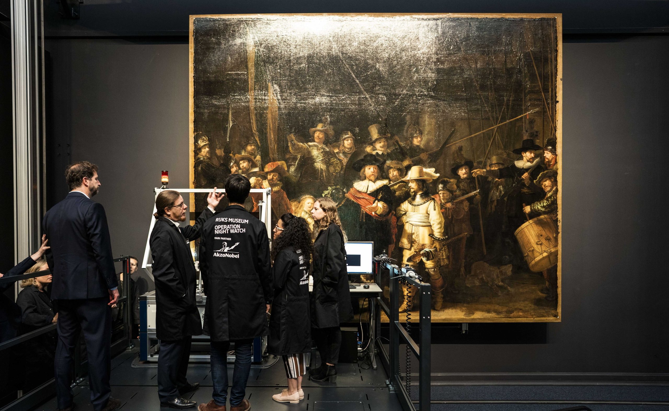 Quadro “A Ronda da Noite”, de Rembrandt, é restaurado em público em Amesterdão