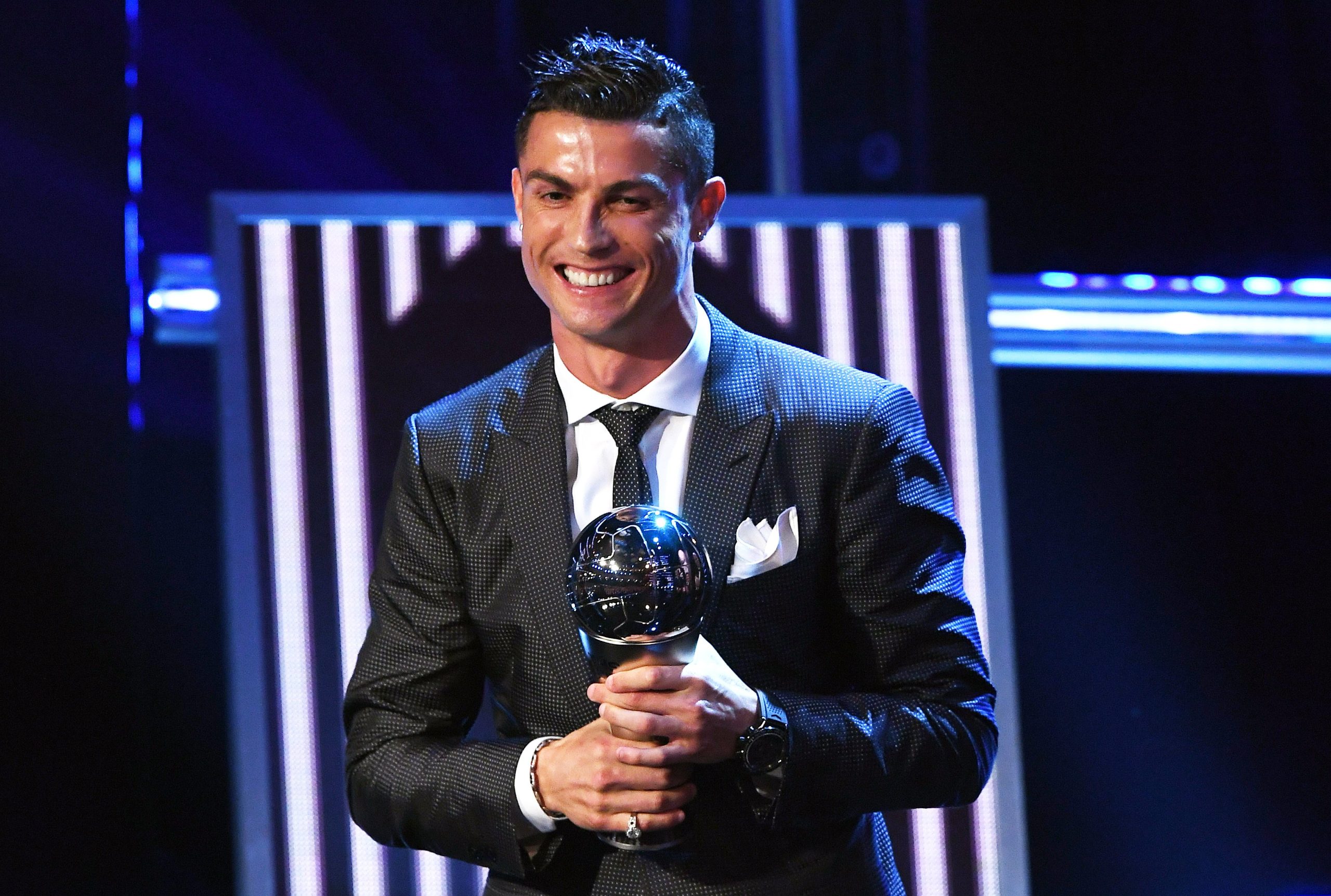 Madonna, escreve. Ronaldo é o melhor jogador FIFA. Pela 5ª vez