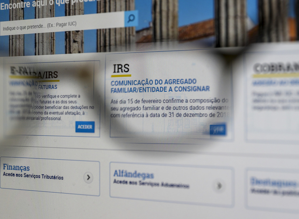 Governo vai propor redução na taxa de retenção de IRS para todos os trabalhadores, avança o Expresso