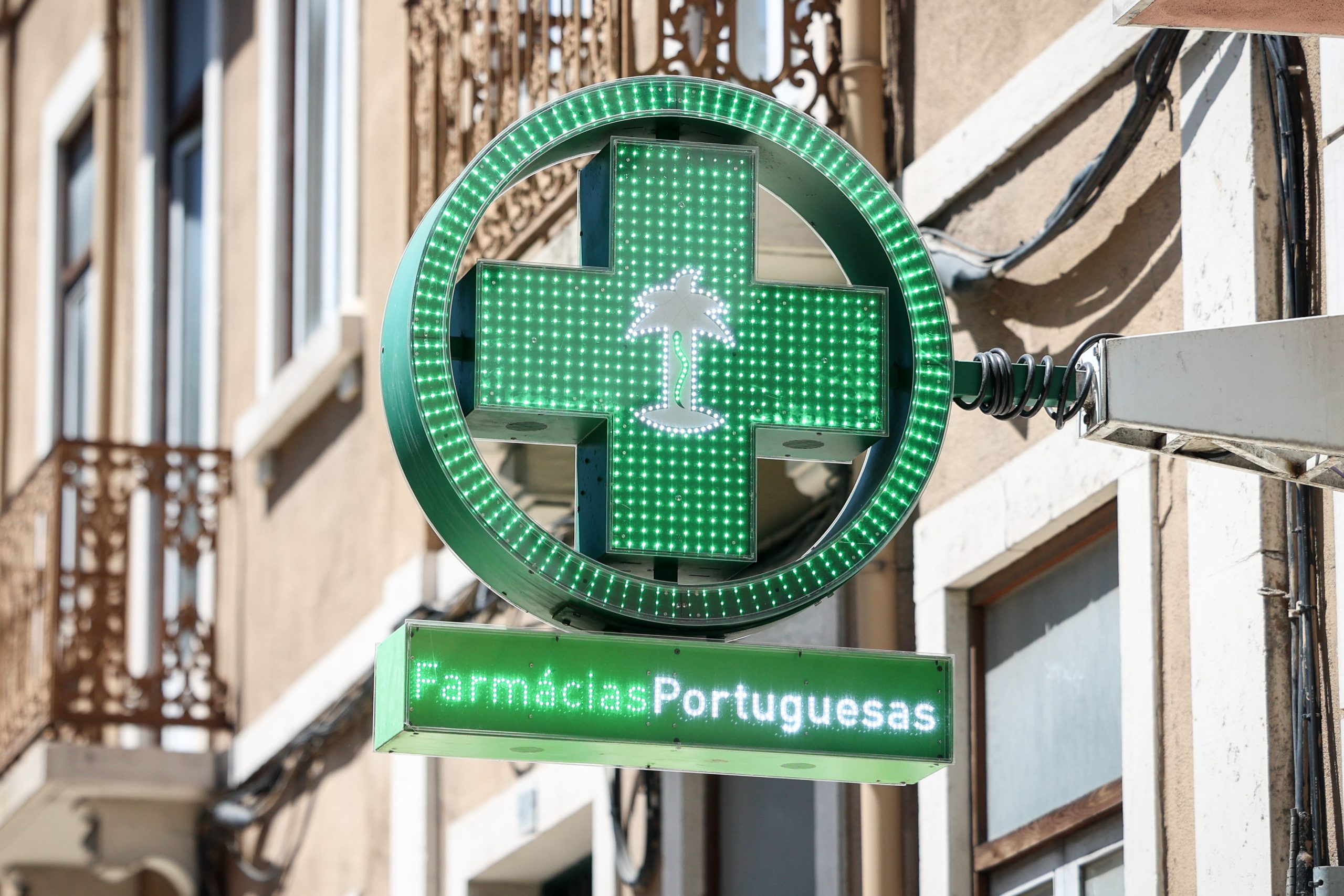 Se for à farmácia, deixe troco. Pode ajudar quem precisa