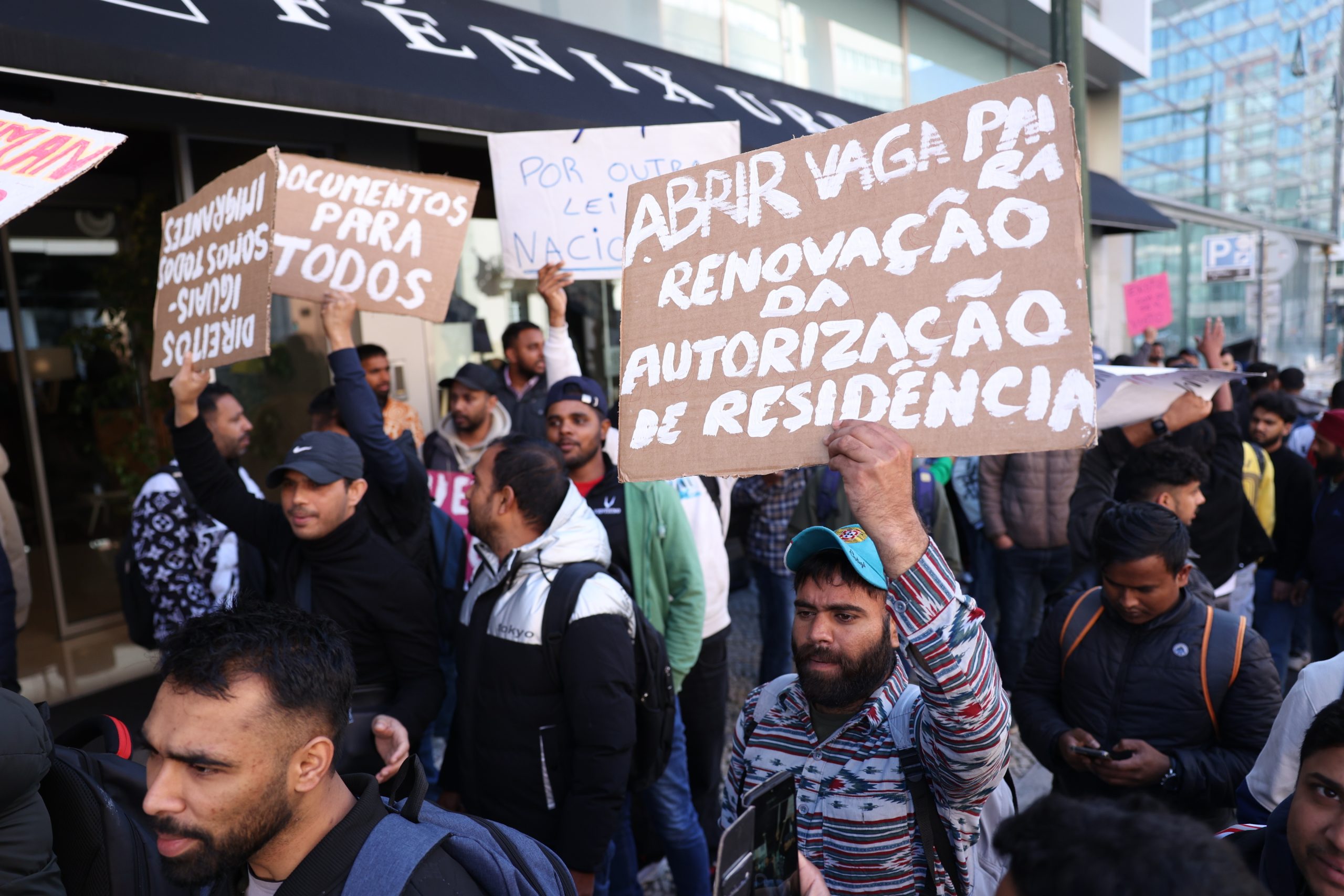 Autorizações de residência caducadas prolongadas até 15 de outubro