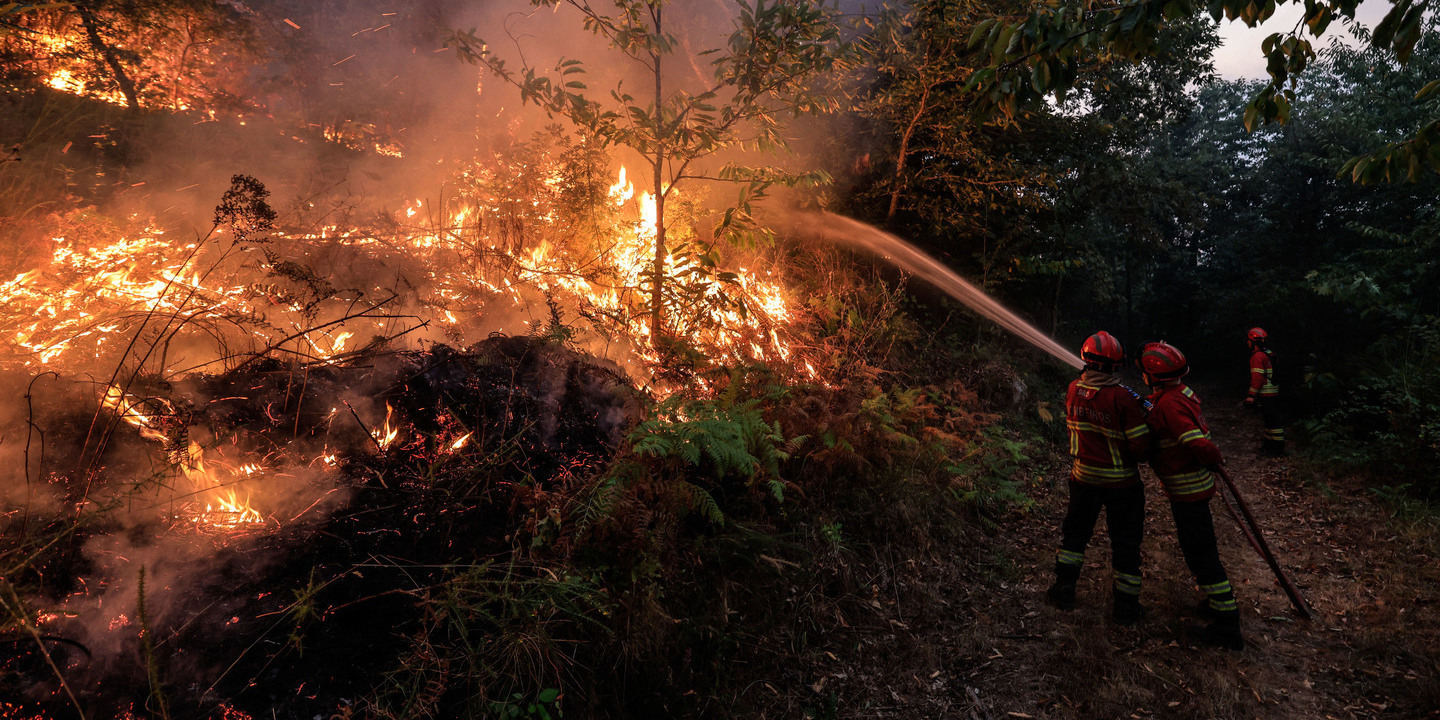 Autarca revela falta de bombeiros, com aldeia de Santa Comba da Vilariça cercada pelo fogo