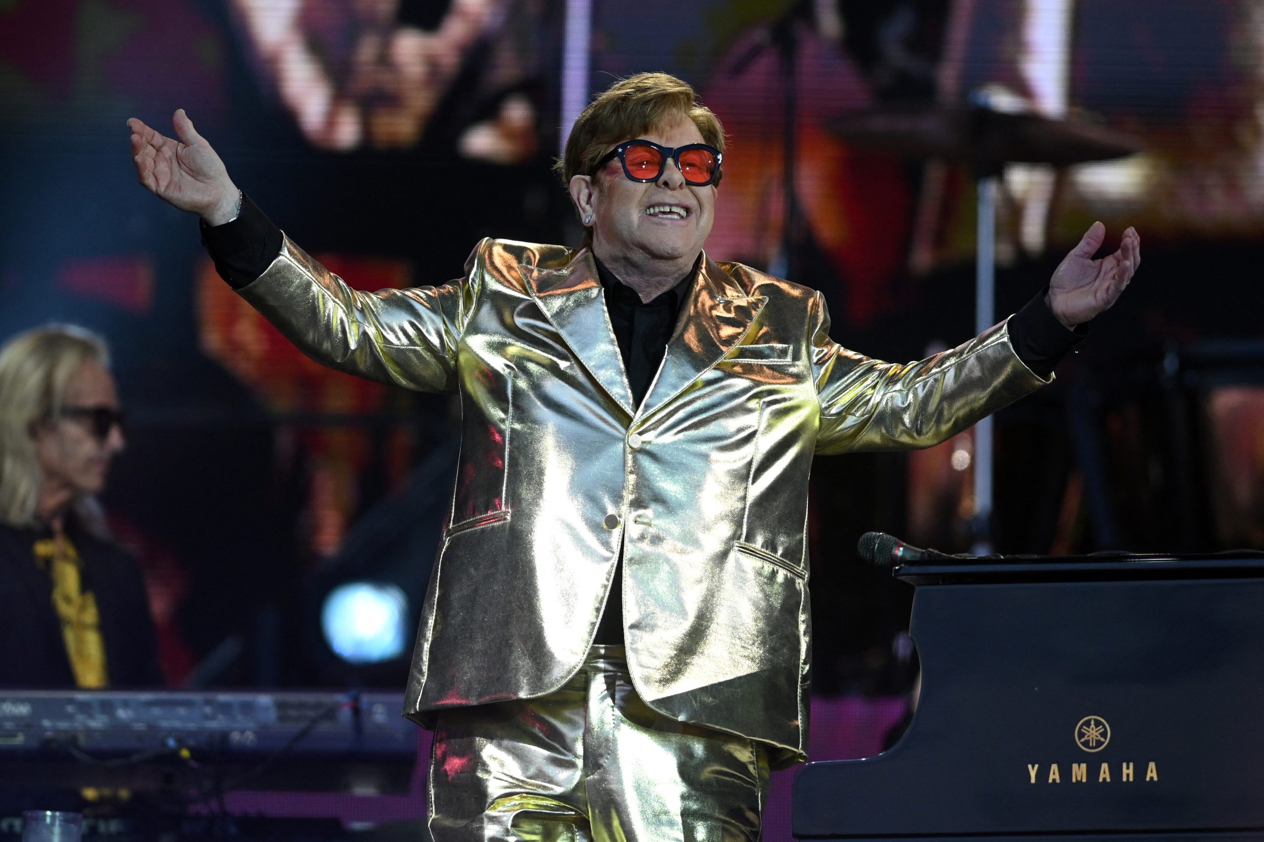 Elton John despede-se para sempre dos palcos depois de 52 anos. “Tocar para vocês foi a minha razão de viver”