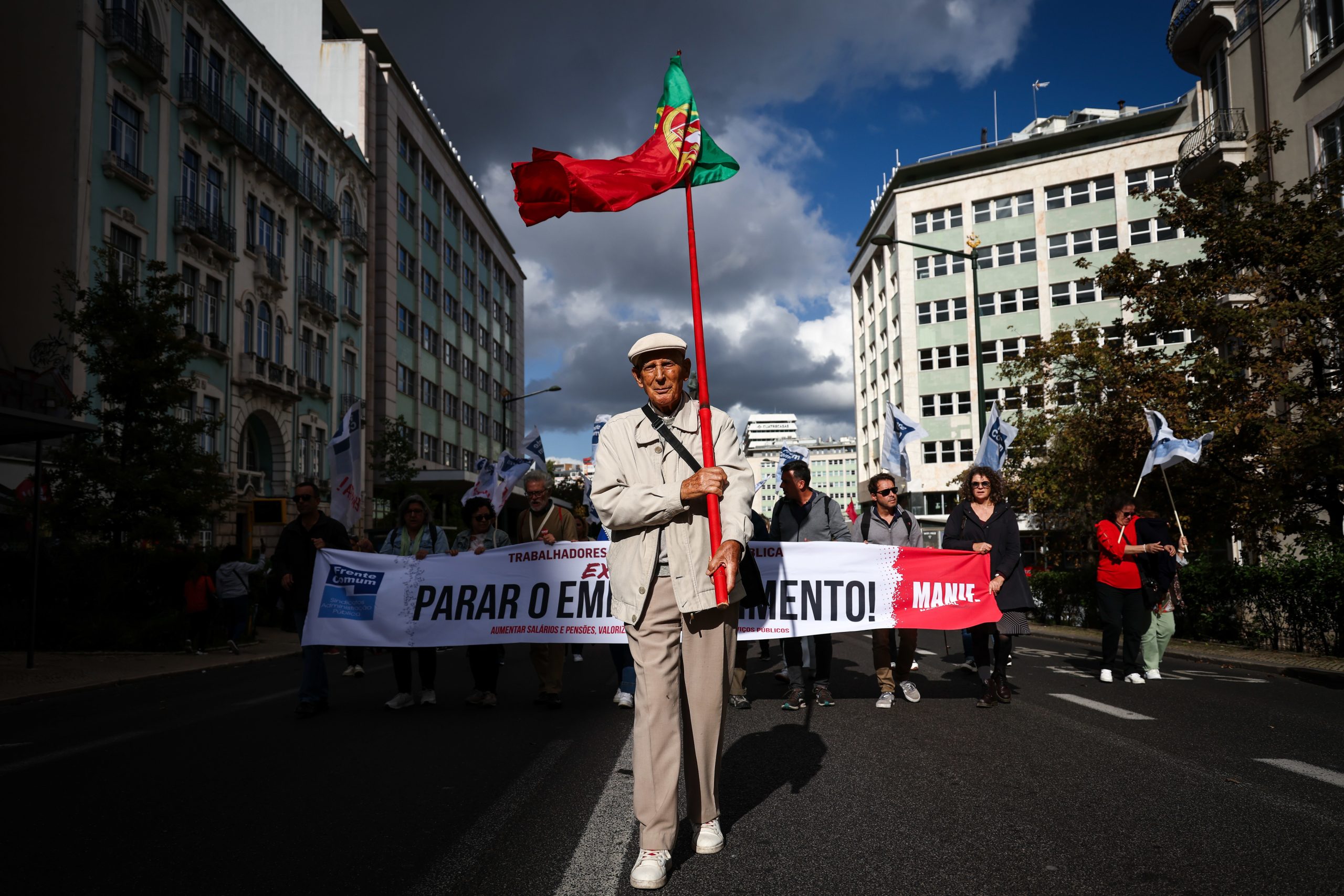 Greve da Administração Pública arranca à meia-noite com protestos em todo o país